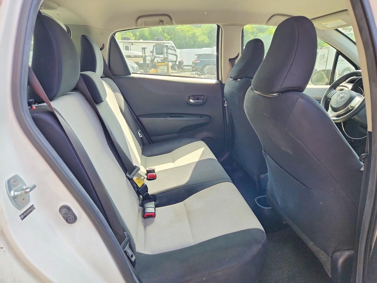 2013 Toyota Yaris 5-door Le White vin: JTDKTUD39DD543793