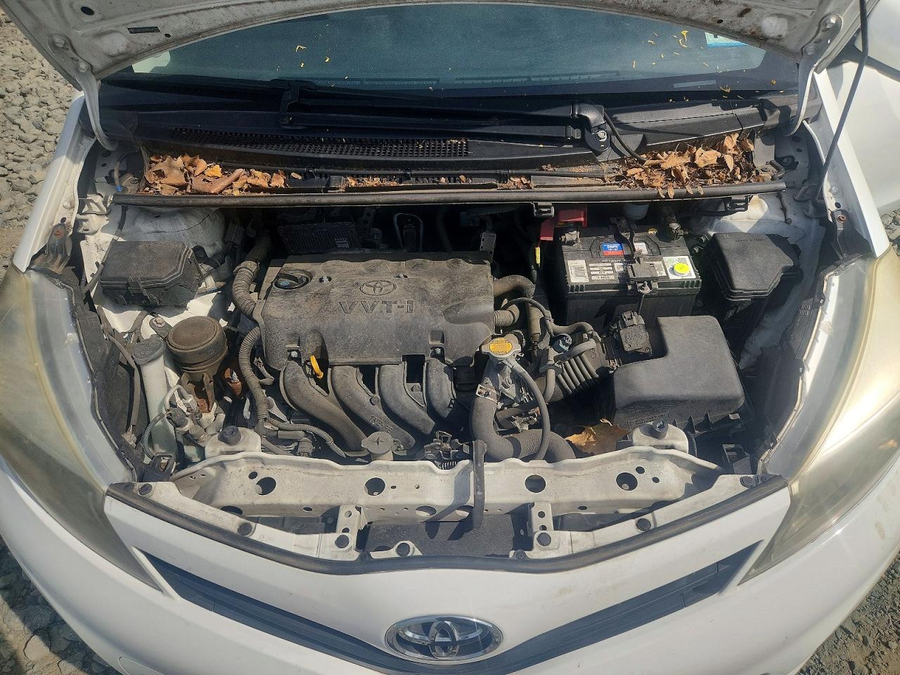 2013 Toyota Yaris 5-door Le White vin: JTDKTUD39DD543793