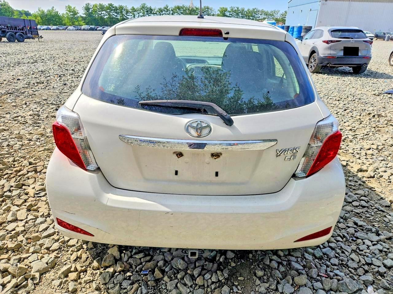 2013 Toyota Yaris 5-door Le White vin: JTDKTUD39DD543793