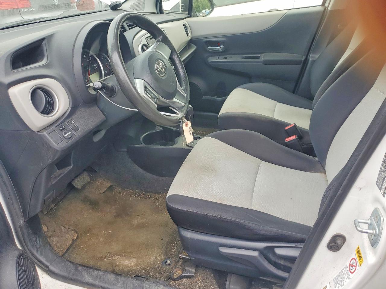 2013 Toyota Yaris 5-door Le White vin: JTDKTUD39DD560903