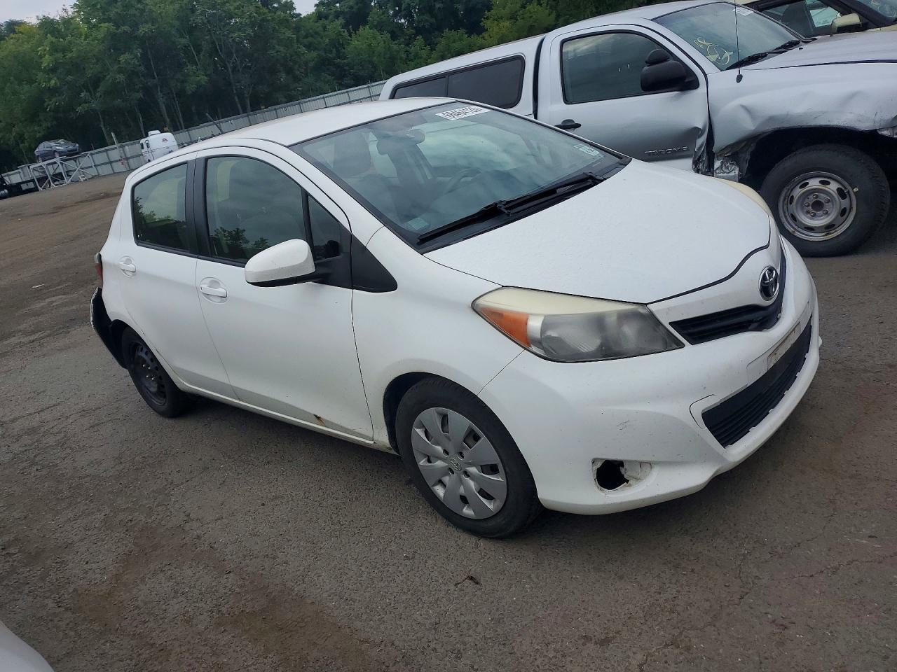 2013 Toyota Yaris 5-door Le White vin: JTDKTUD39DD560903