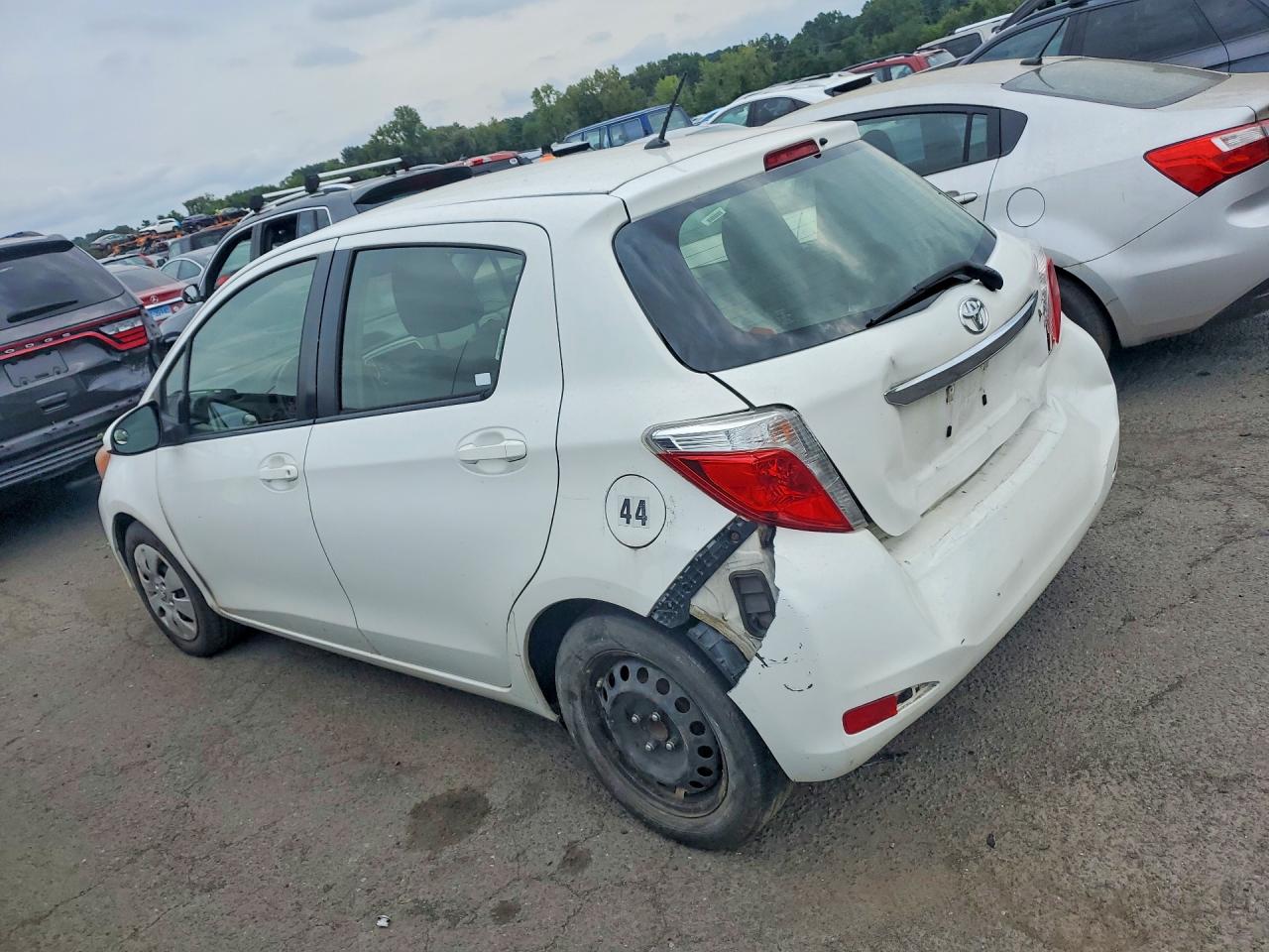2013 Toyota Yaris 5-door Le White vin: JTDKTUD39DD560903