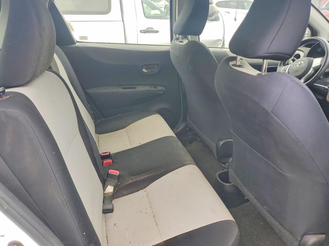 2013 Toyota Yaris 5-door Le White vin: JTDKTUD39DD560903