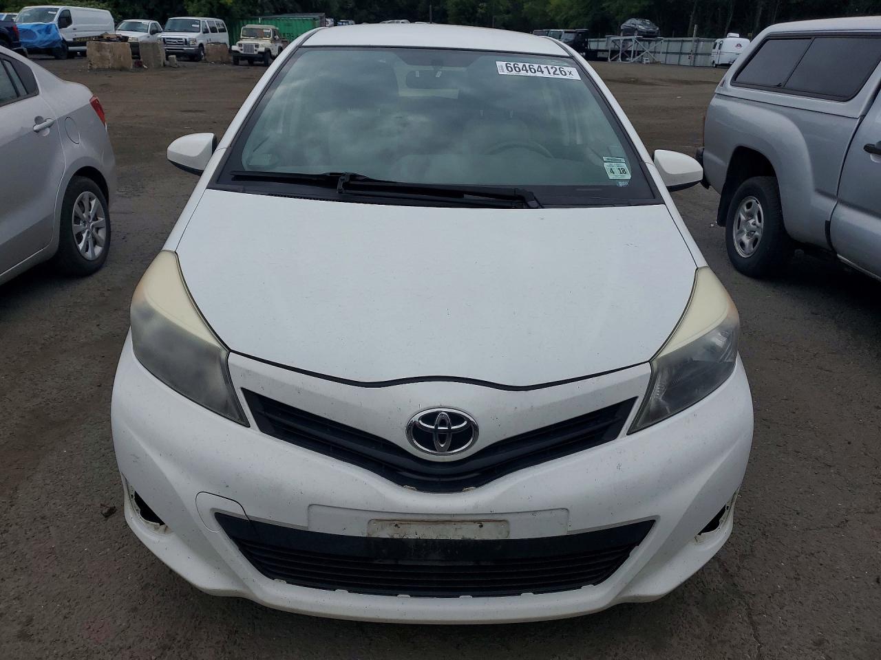2013 Toyota Yaris 5-door Le White vin: JTDKTUD39DD560903