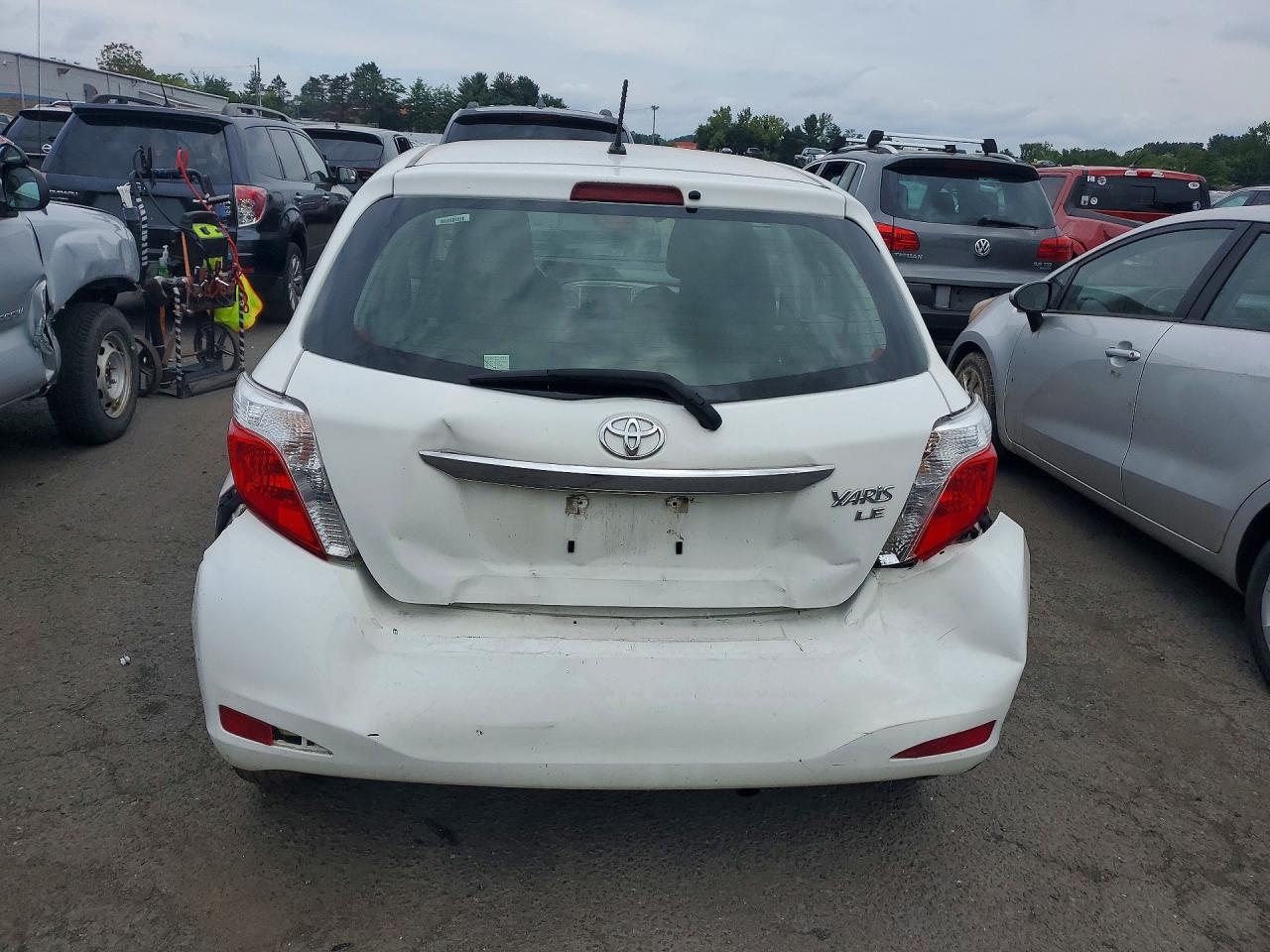2013 Toyota Yaris 5-door Le White vin: JTDKTUD39DD560903