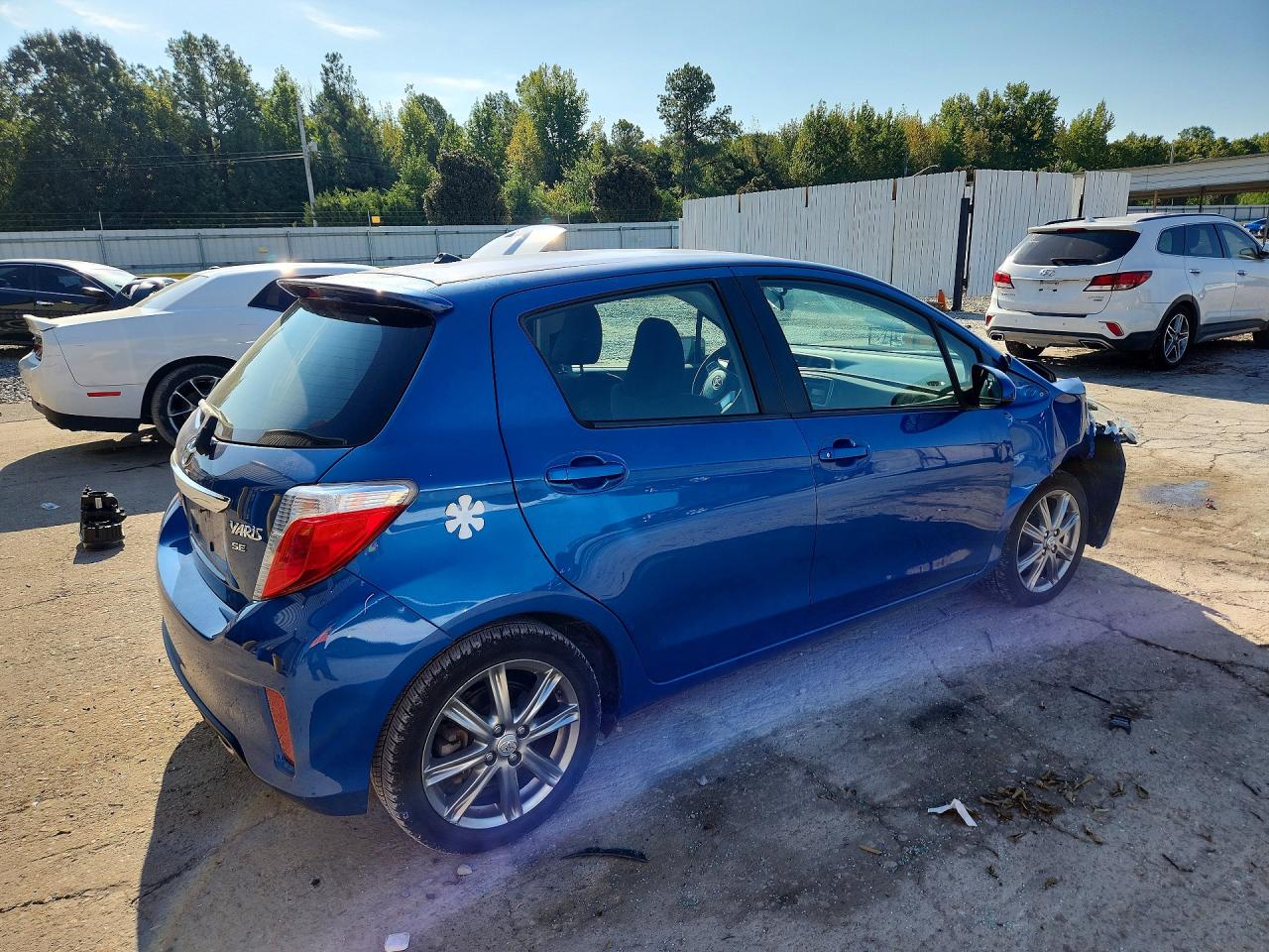 2012 Toyota Yaris 5-door Se Blue vin: JTDKTUD3XCD508744