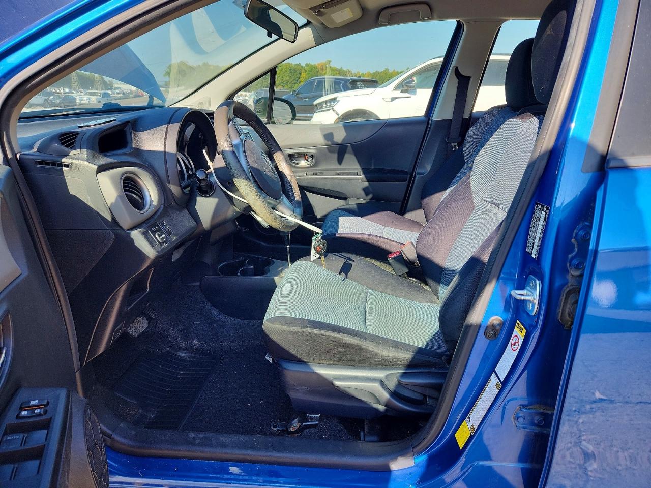 2012 Toyota Yaris 5-door Se Blue vin: JTDKTUD3XCD508744