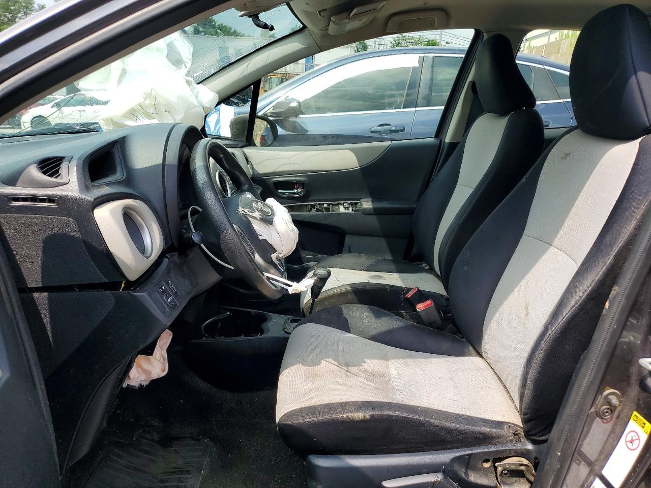 2012 Toyota Yaris 5-door Le Gray vin: JTDKTUD3XCD536933