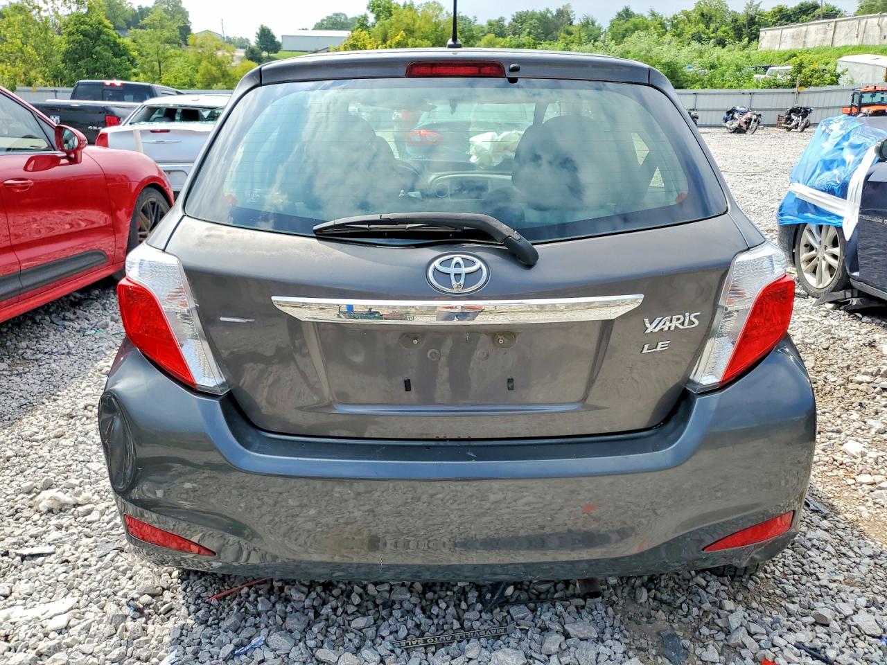 2012 Toyota Yaris 5-door Le Gray vin: JTDKTUD3XCD536933