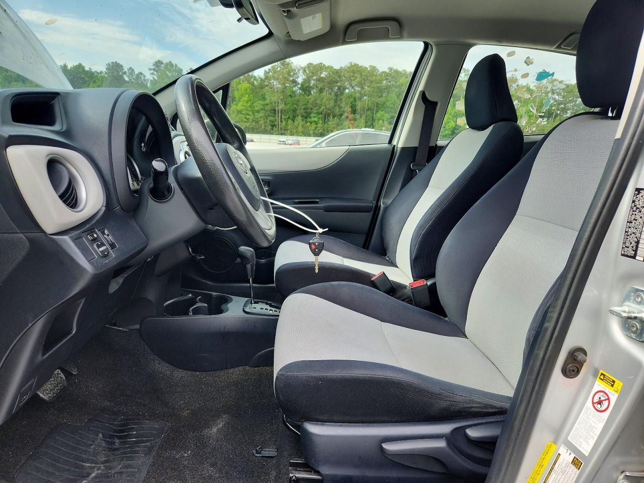 2013 Toyota Yaris 5-door Le Silver vin: JTDKTUD3XDD543219