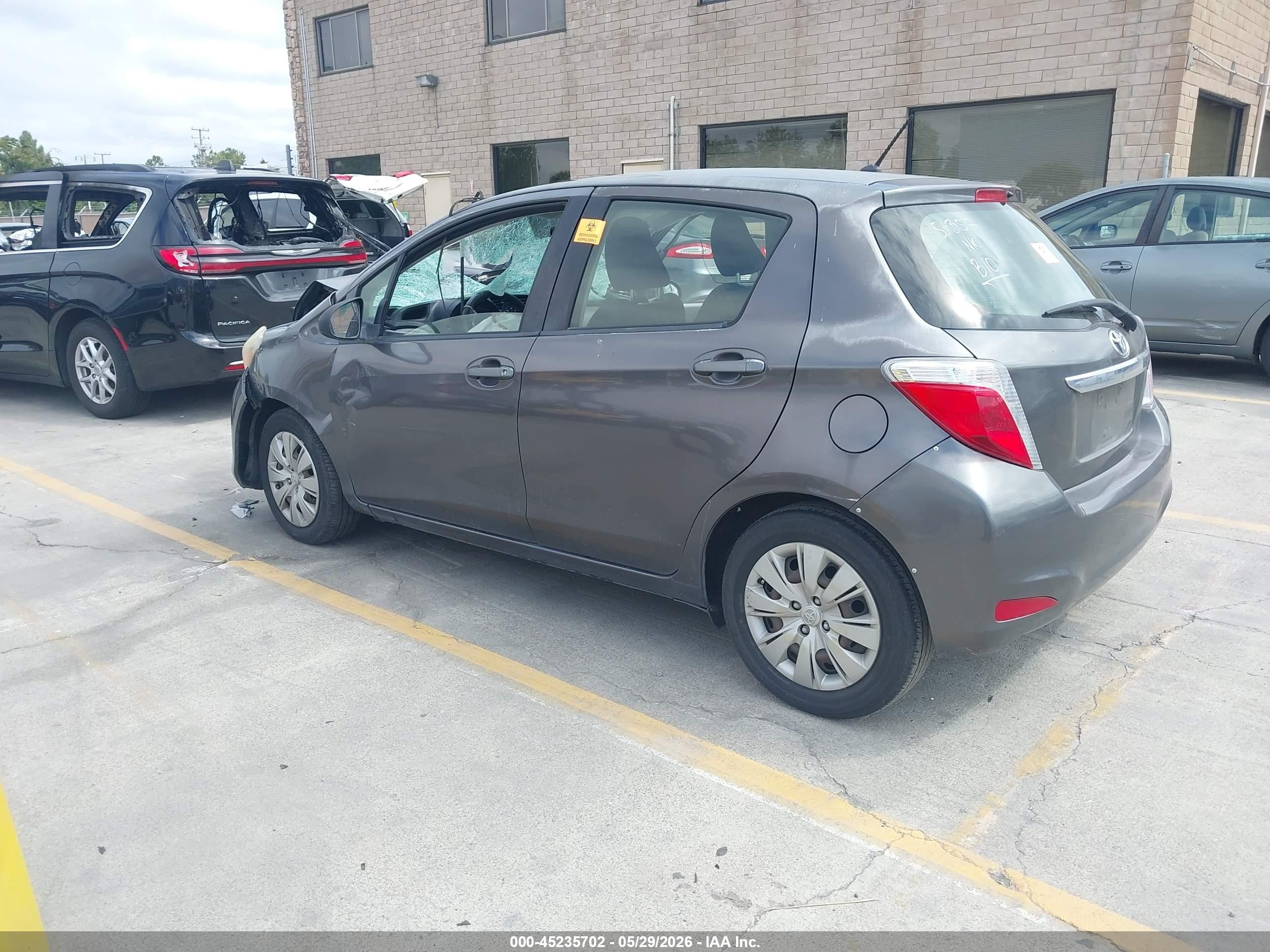 2013 Toyota Yaris Le Серый vin: JTDKTUD3XDD553202