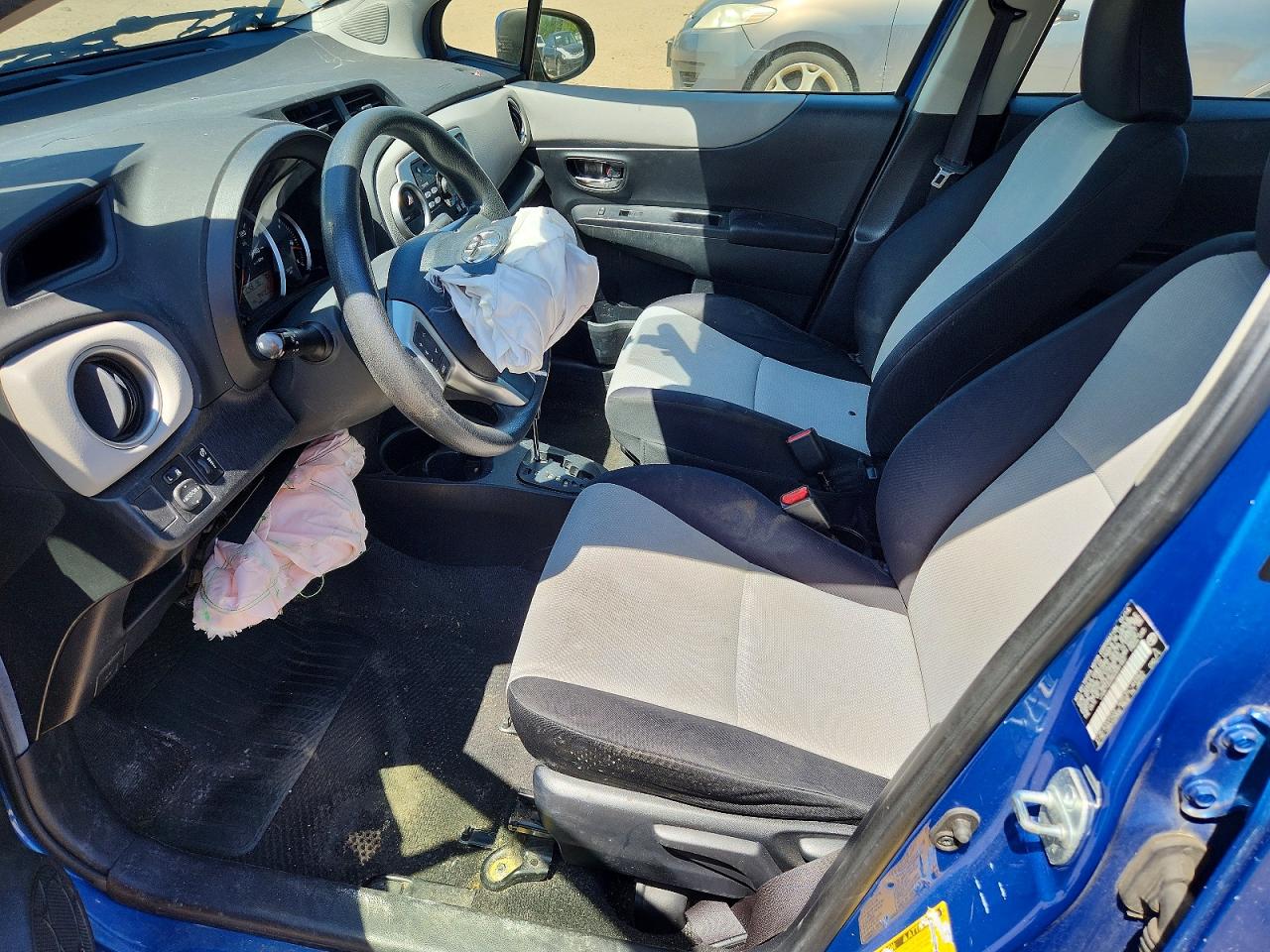 2014 Toyota Yaris 5-door Le Blue vin: JTDKTUD3XED591997