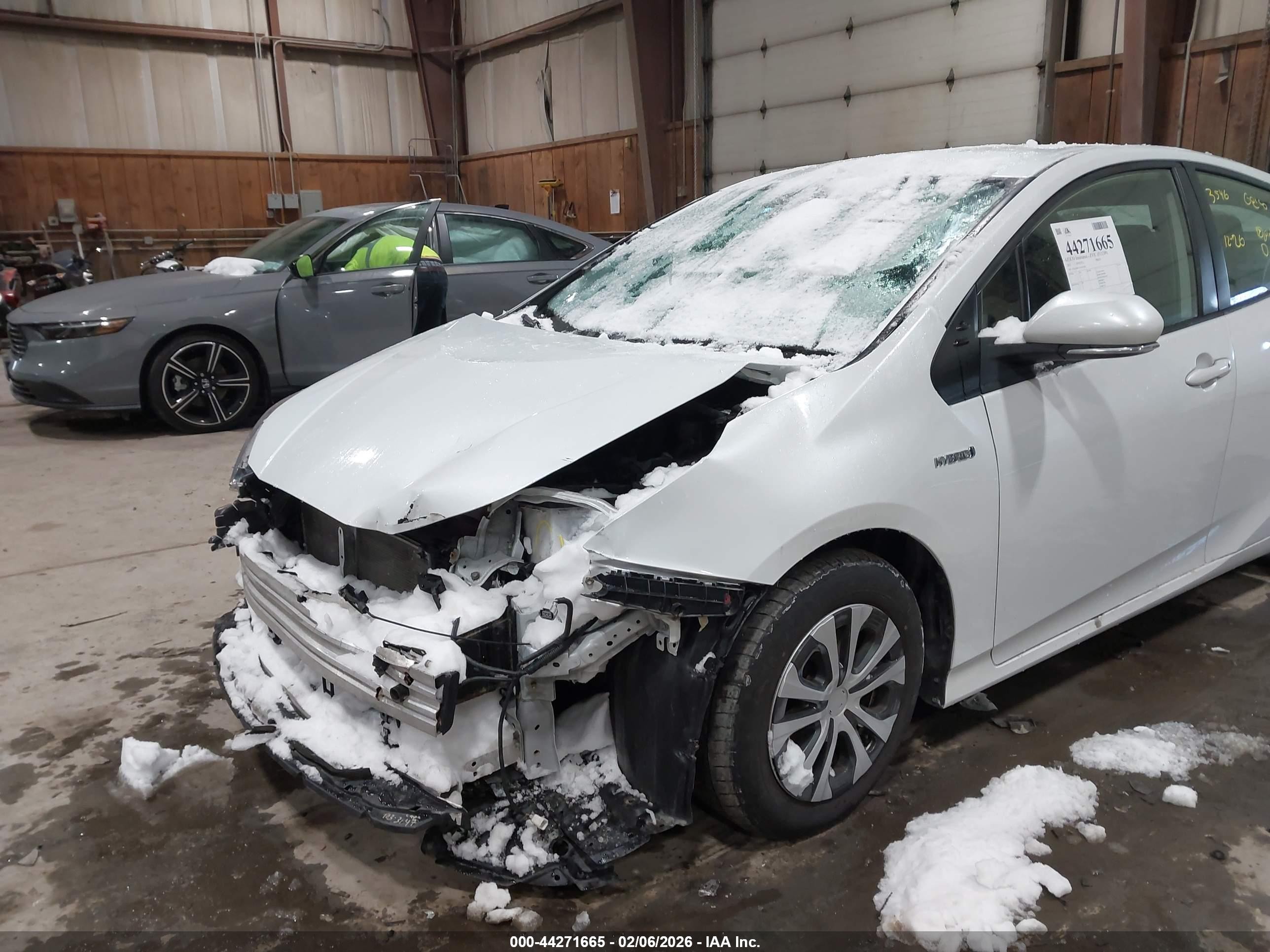 2022 Toyota Prius Le Awd-e White vin: JTDL9MFUXN3032691