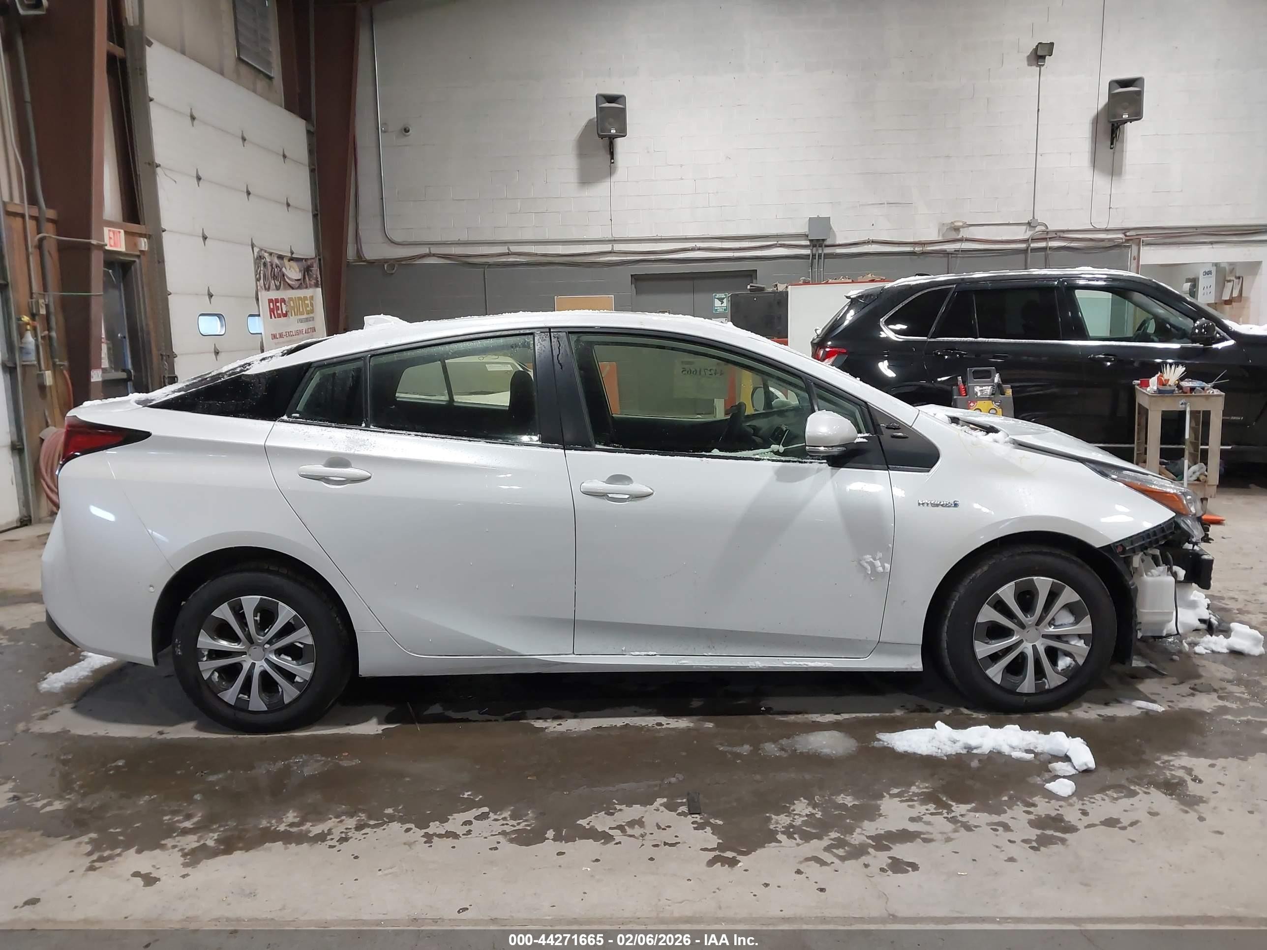 2022 Toyota Prius Le Awd-e White vin: JTDL9MFUXN3032691