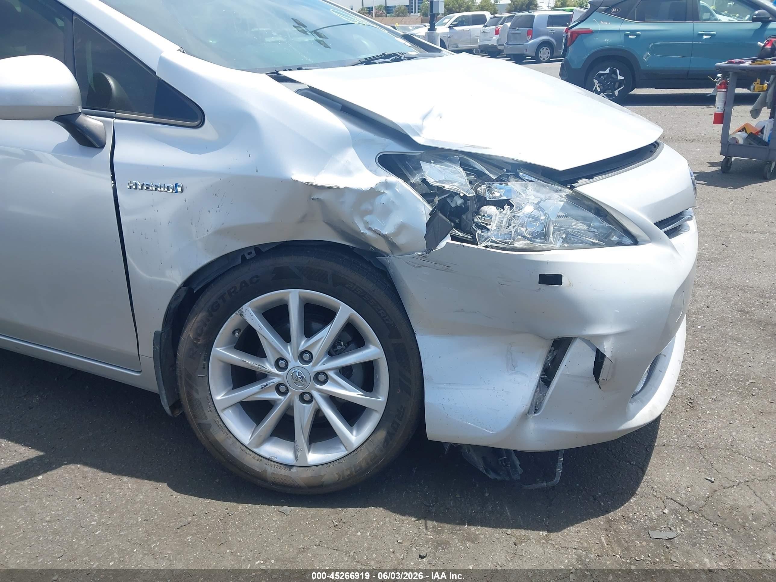2013 Toyota Prius V Five Silver vin: JTDZN3EU0D3265589