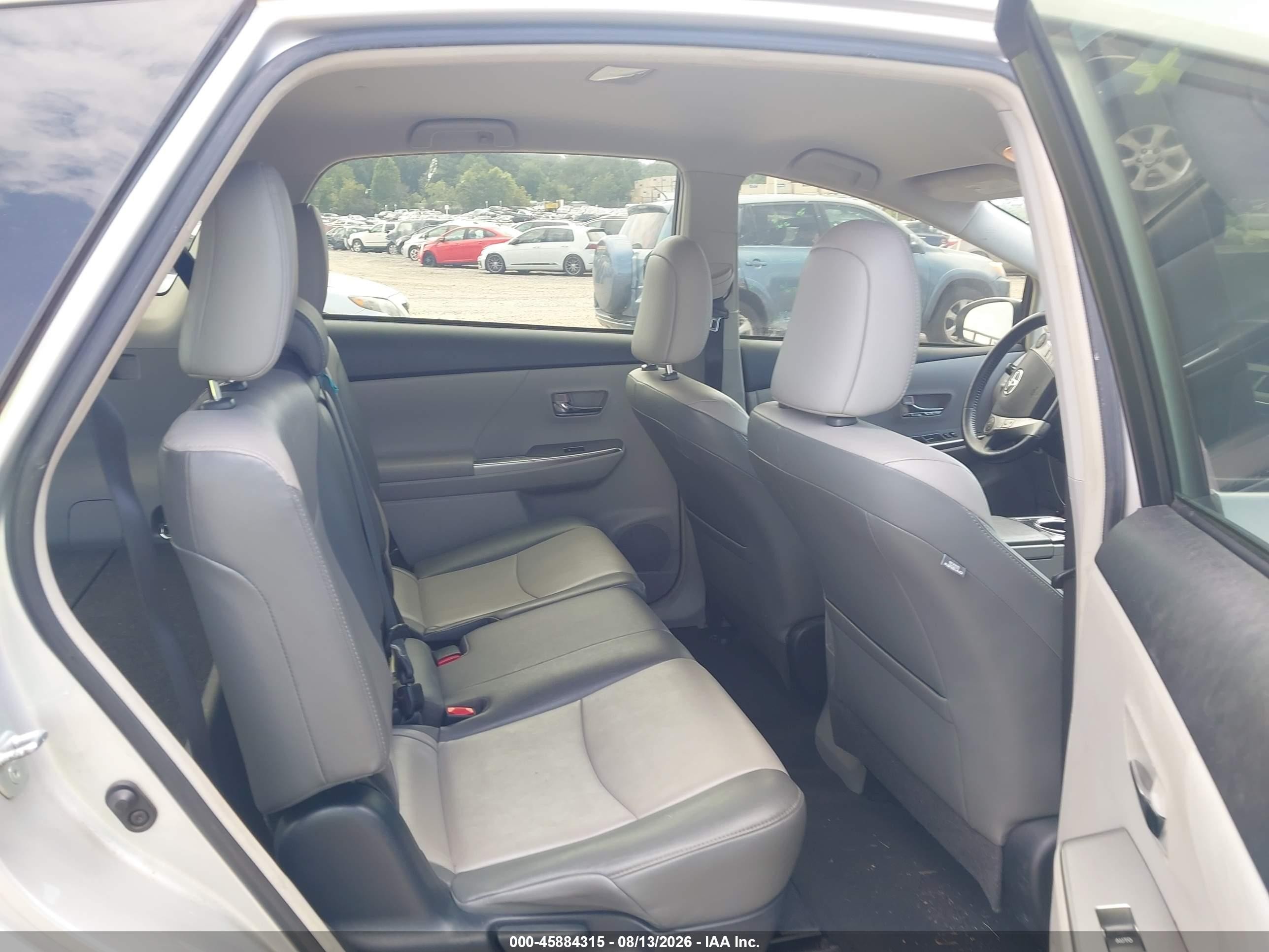 2015 Toyota Prius V Four Серебряный vin: JTDZN3EU0FJ021116