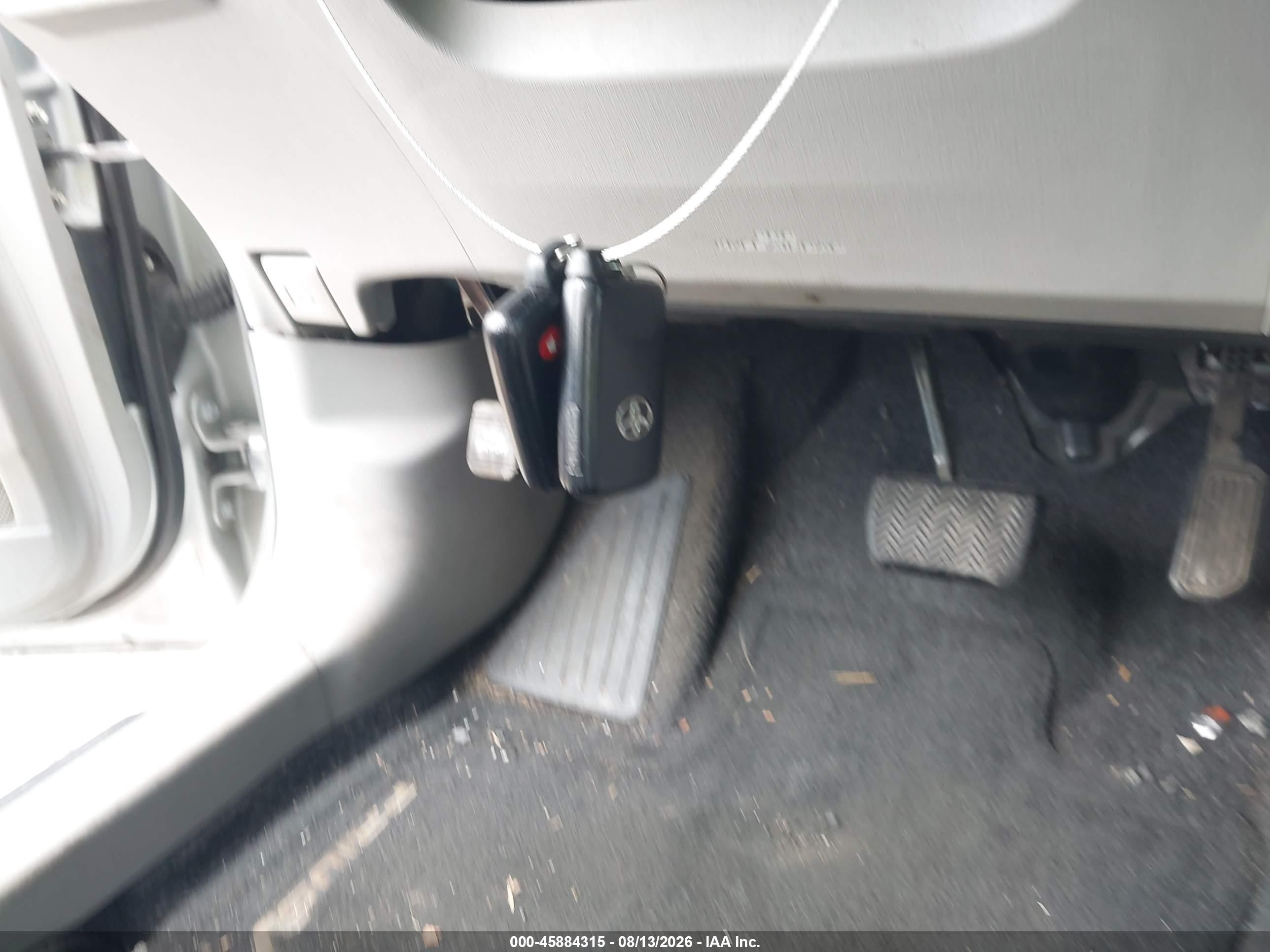 2015 Toyota Prius V Four Серебряный vin: JTDZN3EU0FJ021116
