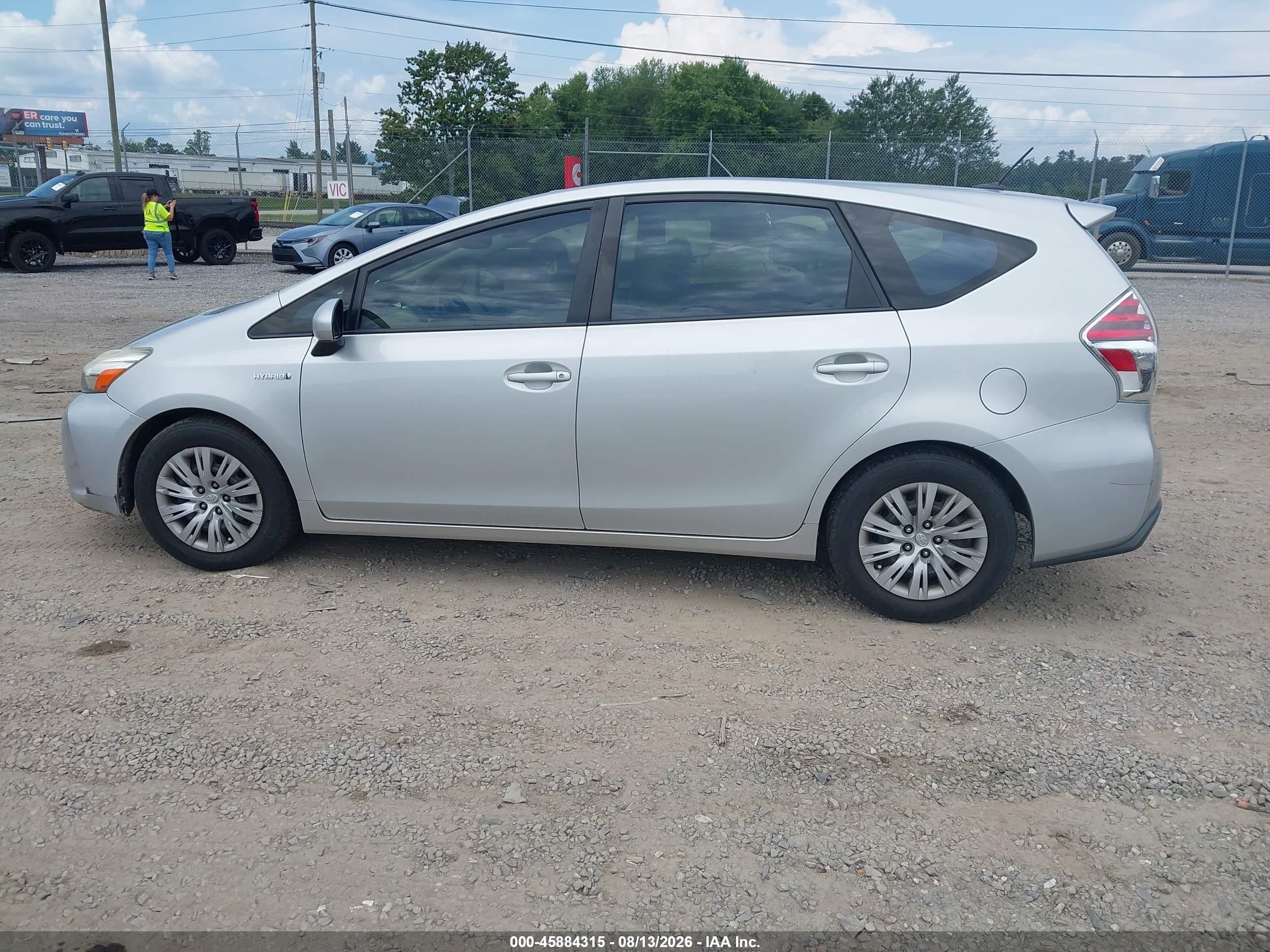 2015 Toyota Prius V Four Серебряный vin: JTDZN3EU0FJ021116