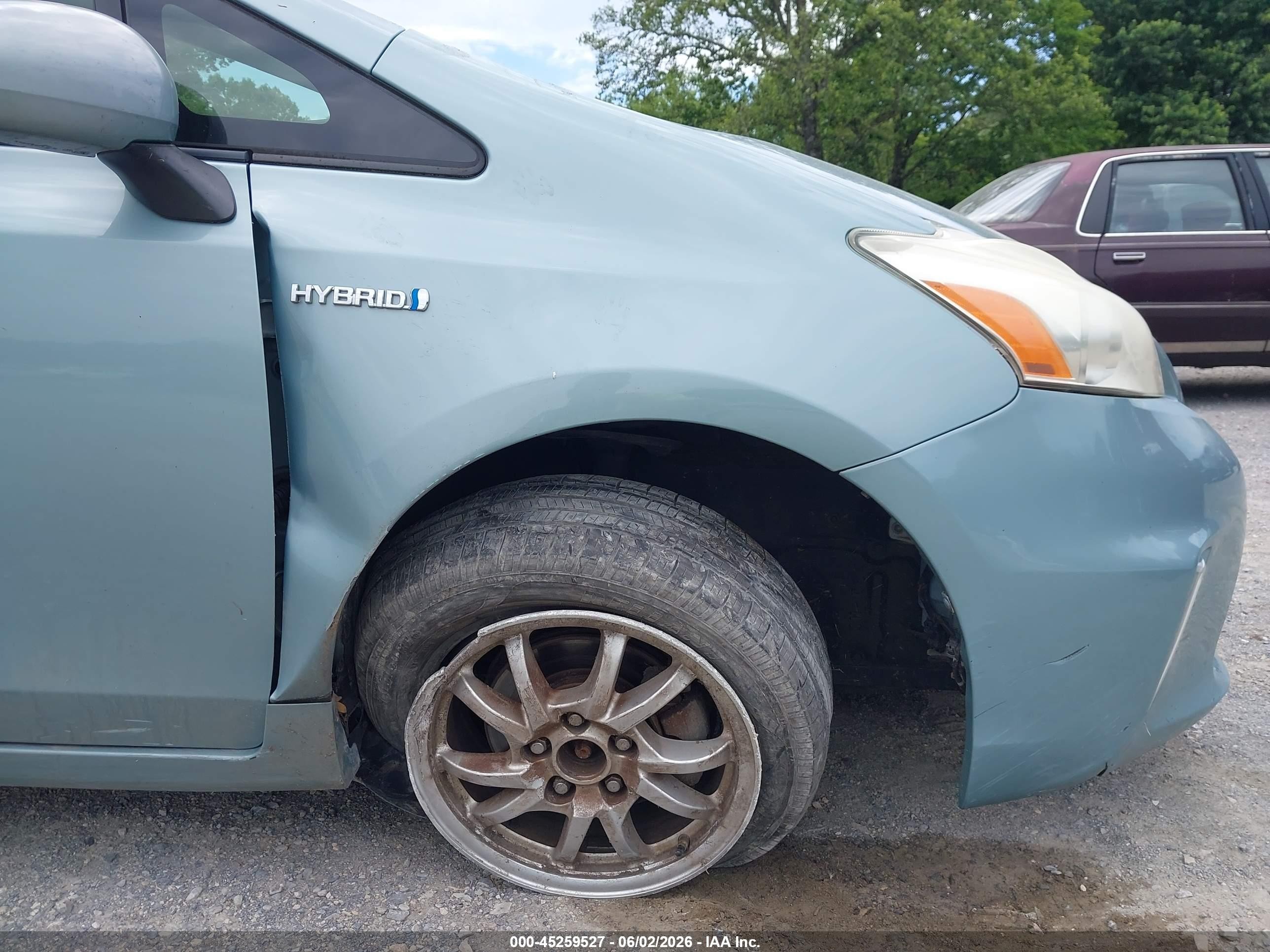 2013 Toyota Prius V Two Green vin: JTDZN3EU1D3283292