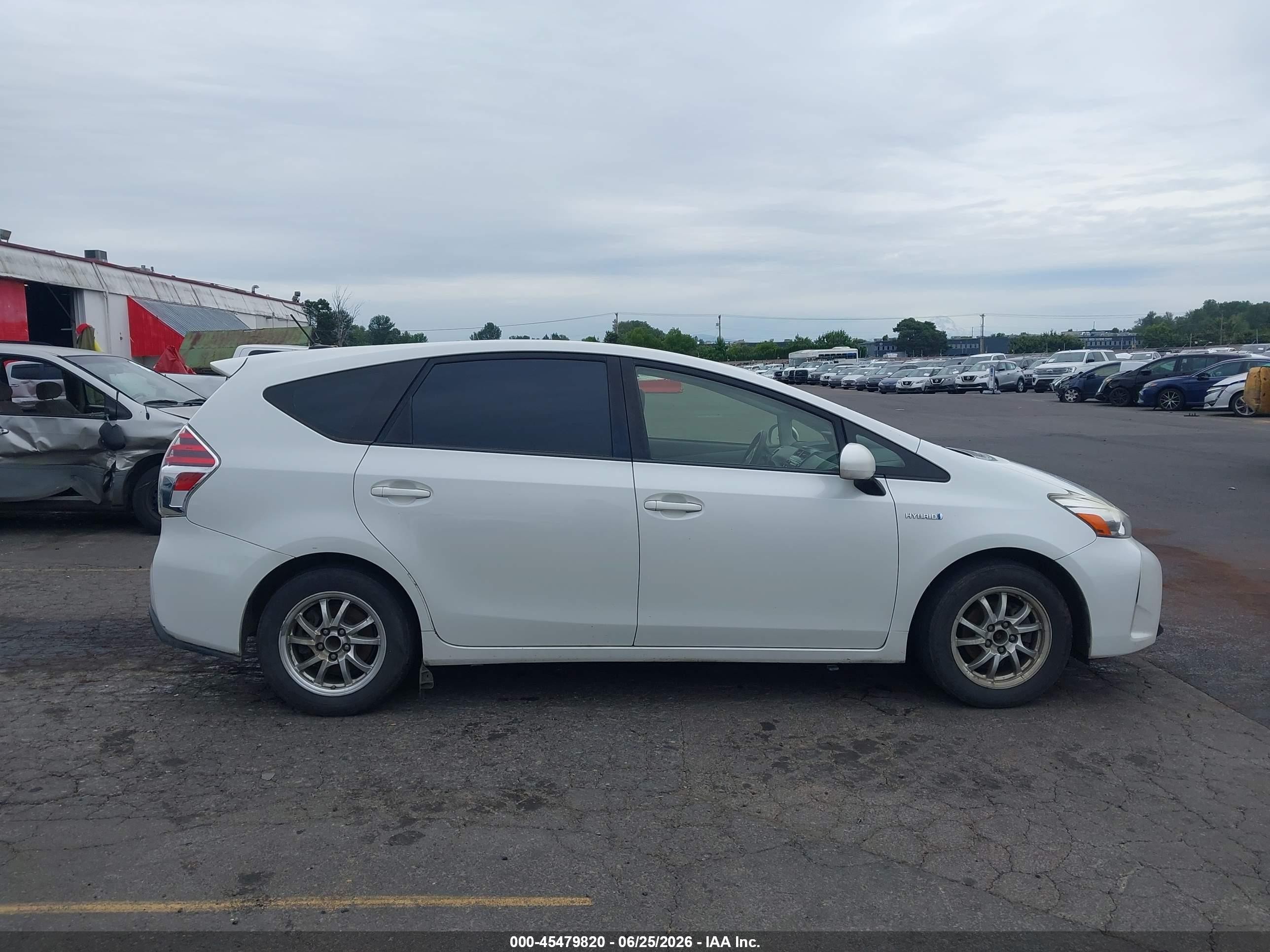 2015 Toyota Prius V Two White vin: JTDZN3EU1FJ040581
