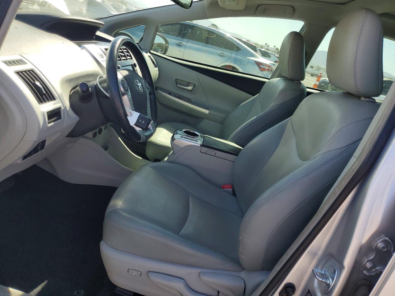 2013 Toyota Prius V Five Silver vin: JTDZN3EU2D3200615