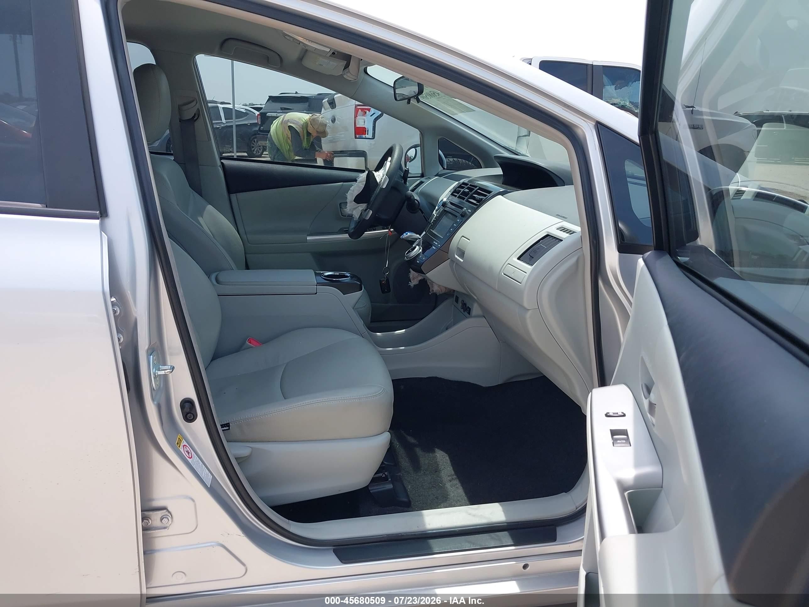 2014 Toyota Prius V Three Серебряный vin: JTDZN3EU2E3325535