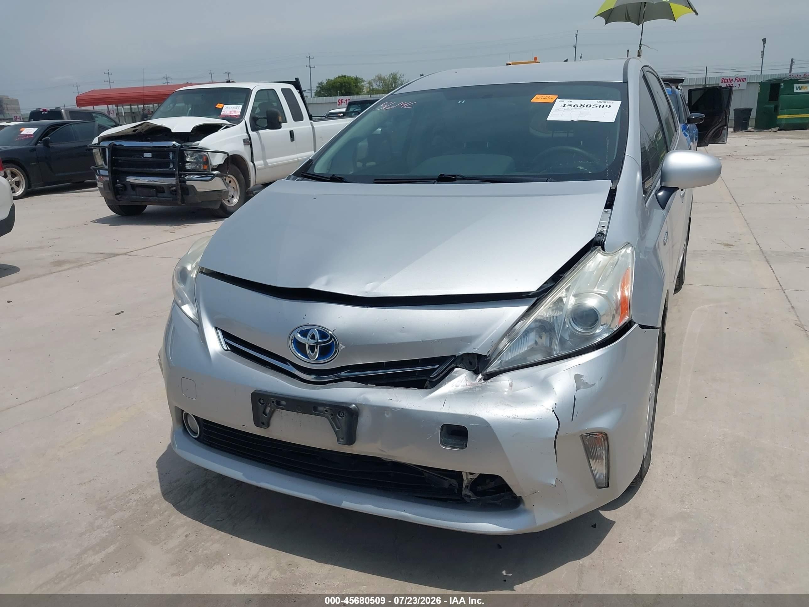 2014 Toyota Prius V Three Серебряный vin: JTDZN3EU2E3325535