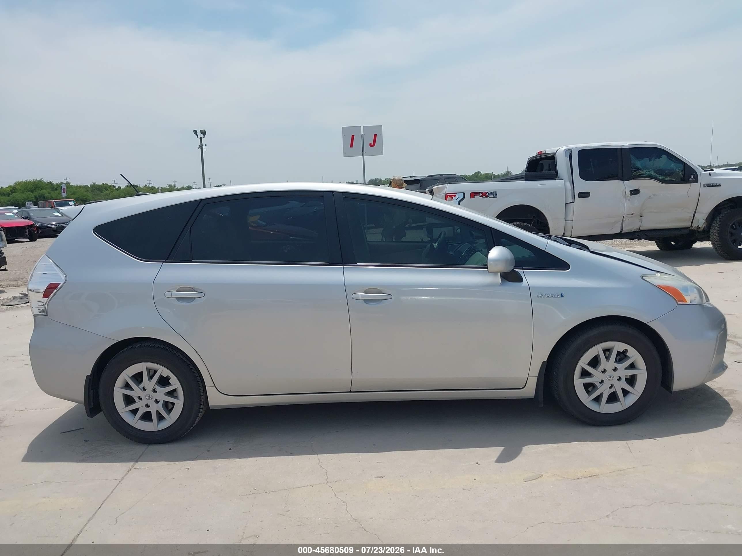 2014 Toyota Prius V Three Серебряный vin: JTDZN3EU2E3325535
