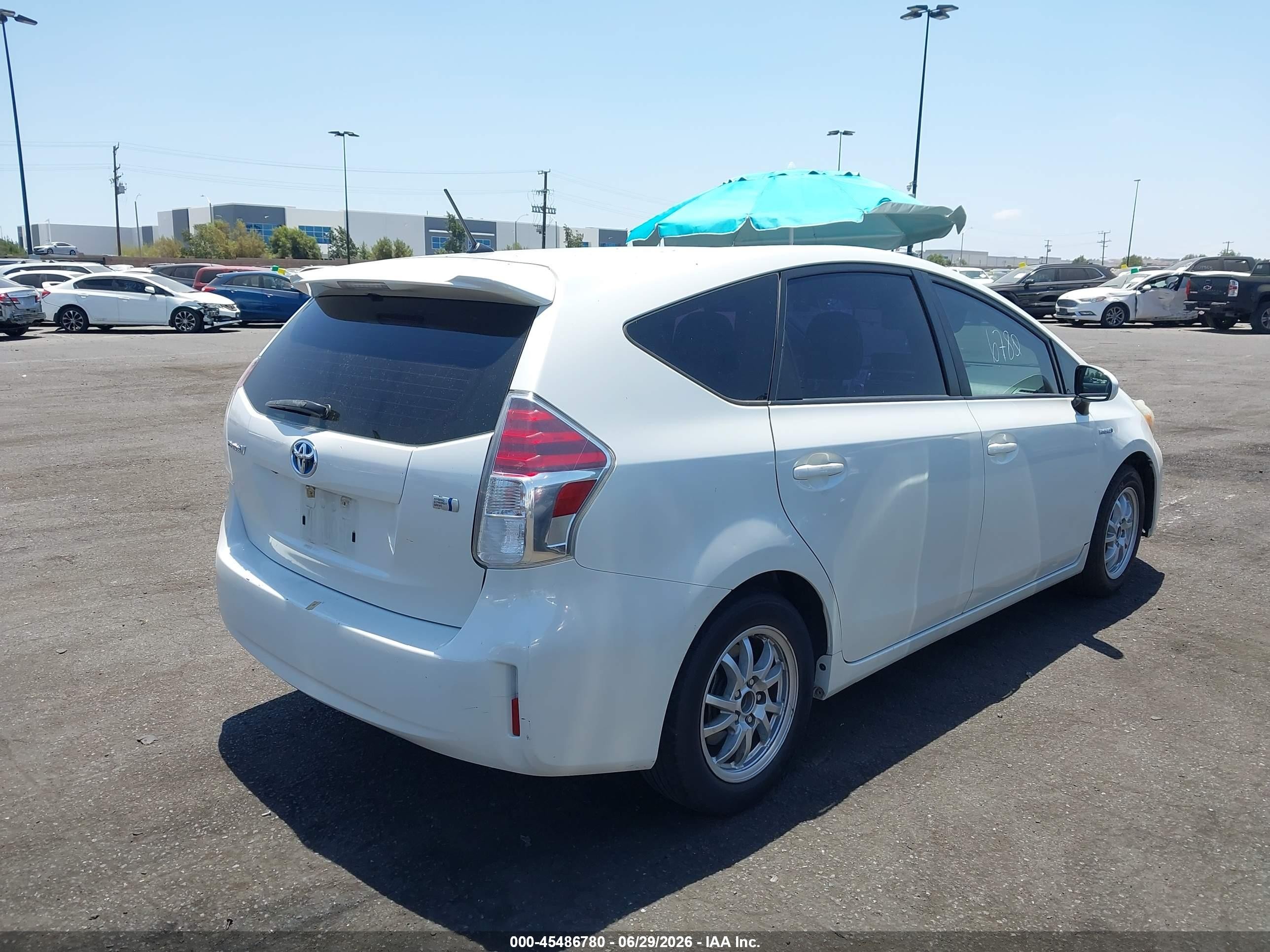 2015 Toyota Prius V Two Белый vin: JTDZN3EU2FJ019187