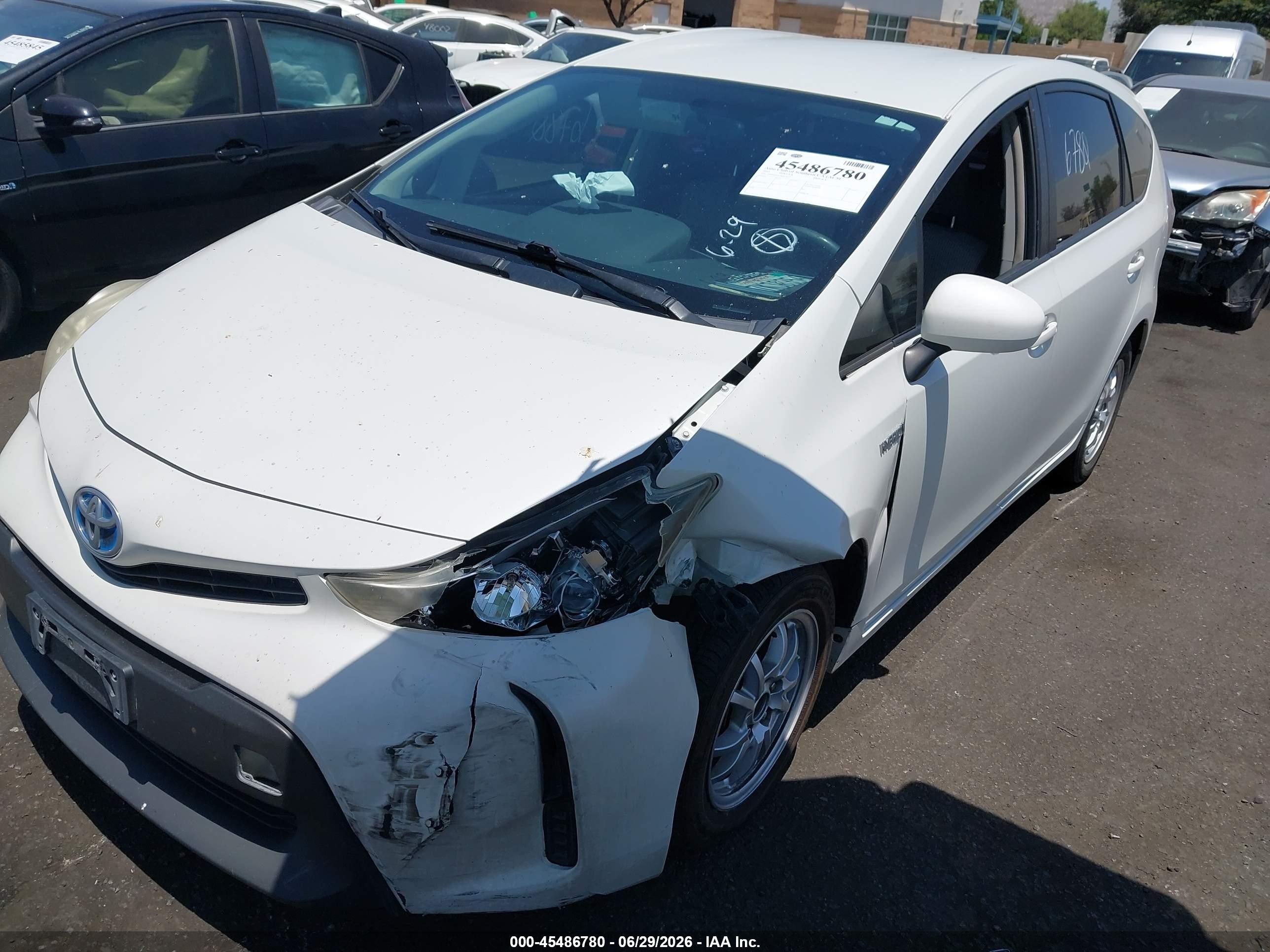 2015 Toyota Prius V Two Белый vin: JTDZN3EU2FJ019187