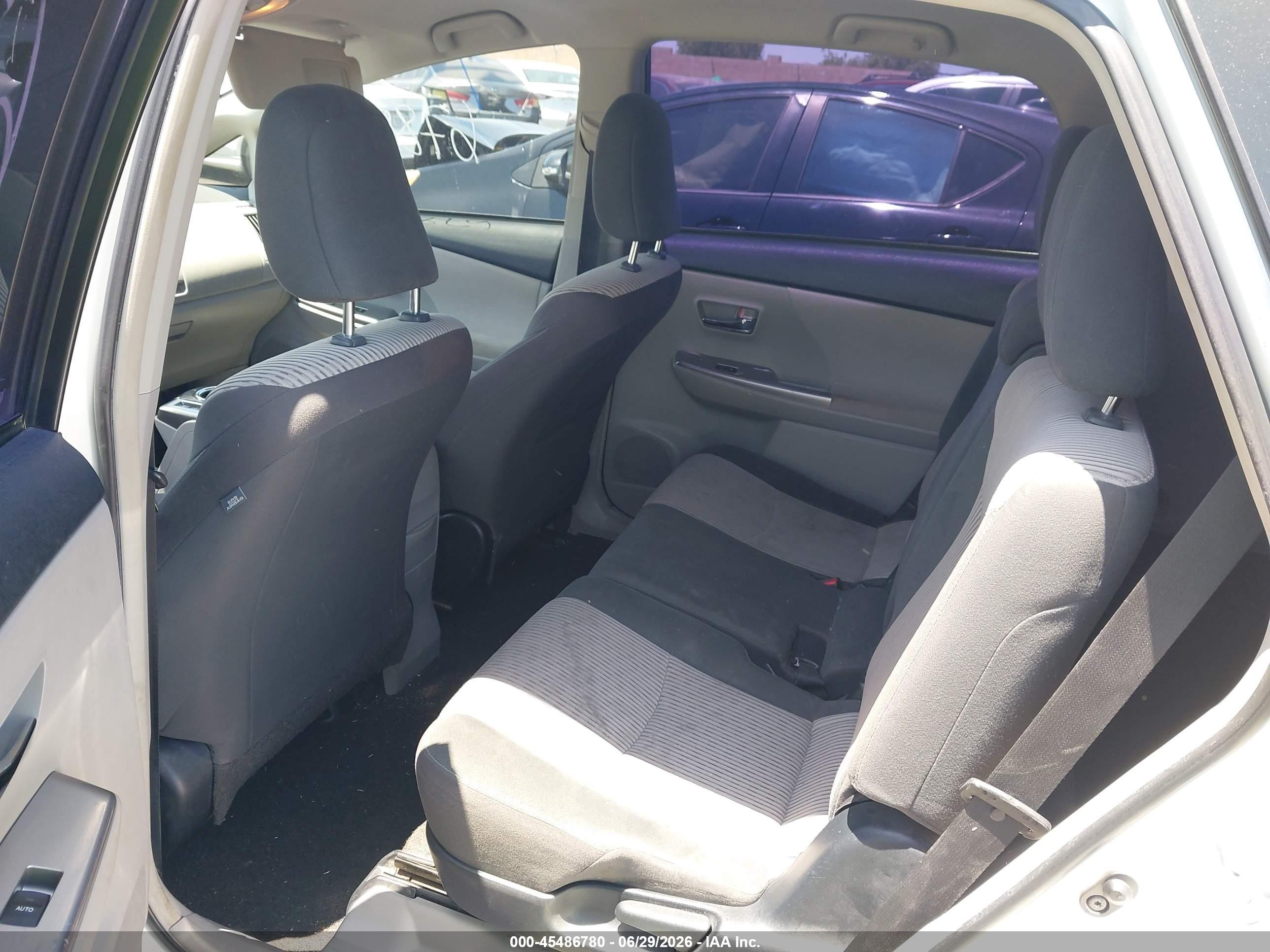 2015 Toyota Prius V Two Белый vin: JTDZN3EU2FJ019187
