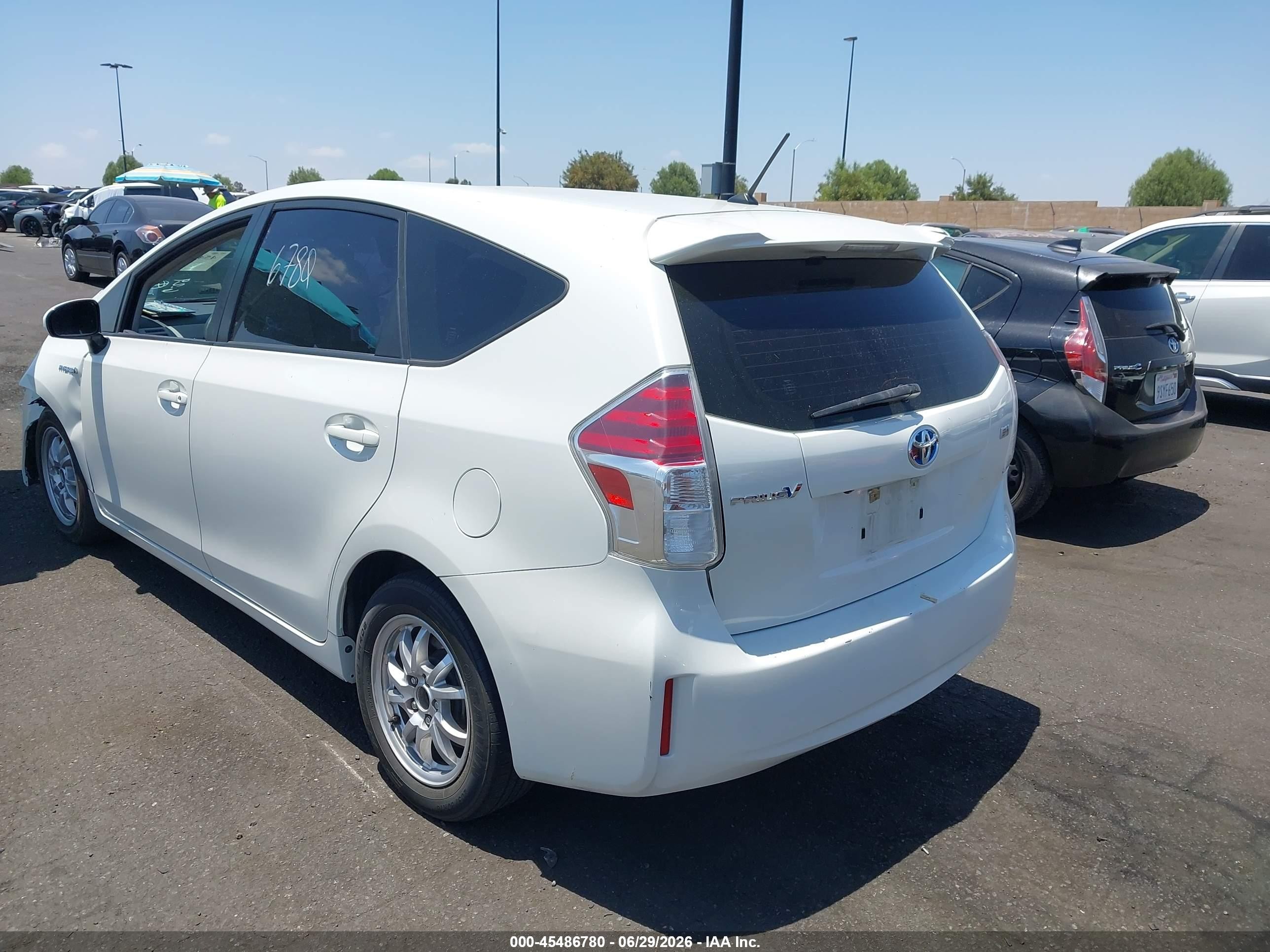 2015 Toyota Prius V Two Белый vin: JTDZN3EU2FJ019187