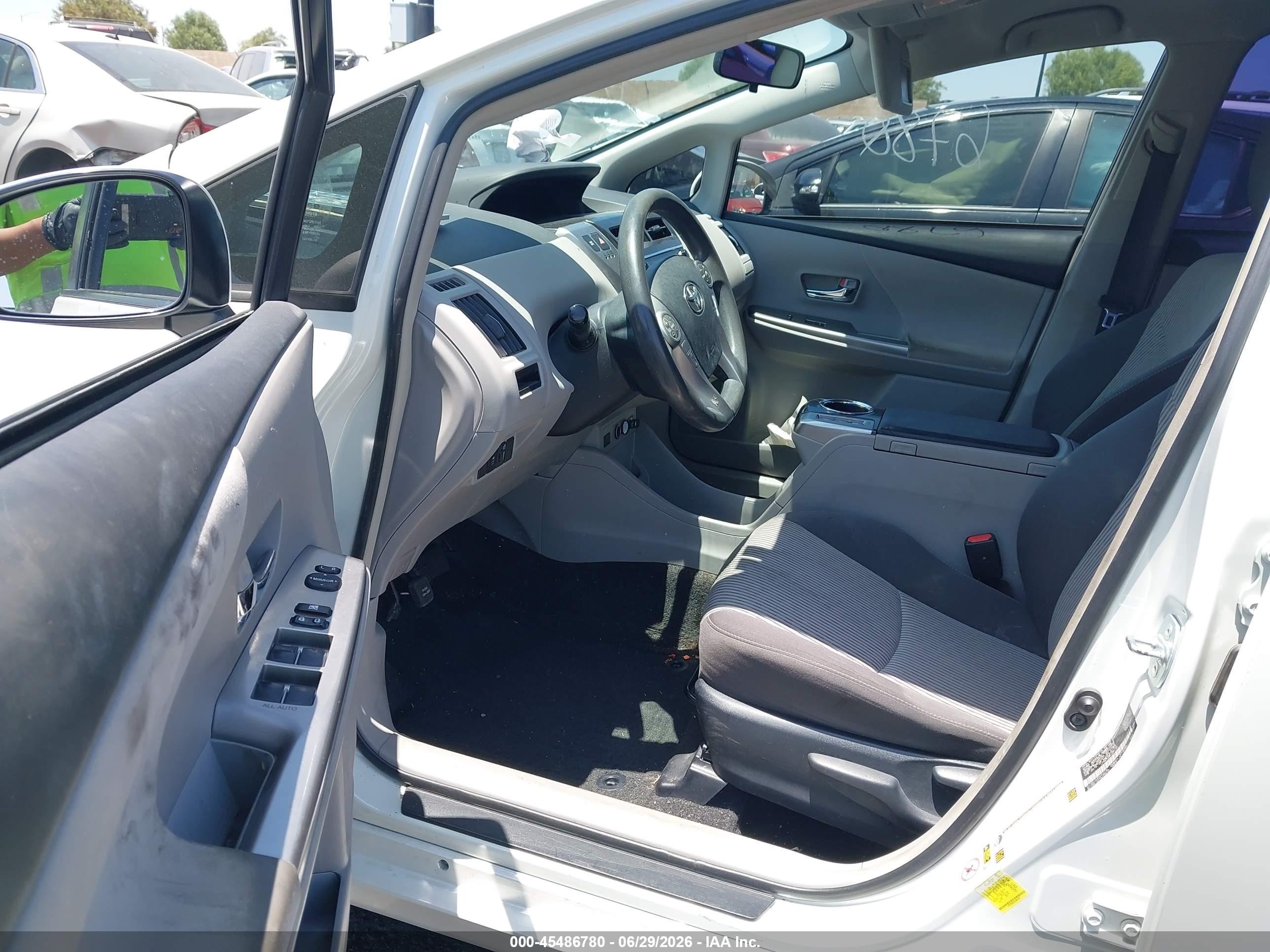 2015 Toyota Prius V Two Белый vin: JTDZN3EU2FJ019187
