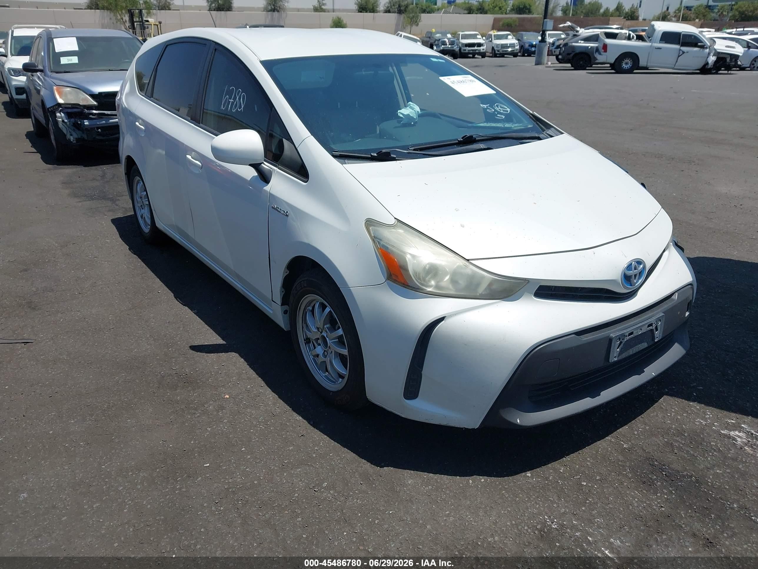 2015 Toyota Prius V Two Белый vin: JTDZN3EU2FJ019187