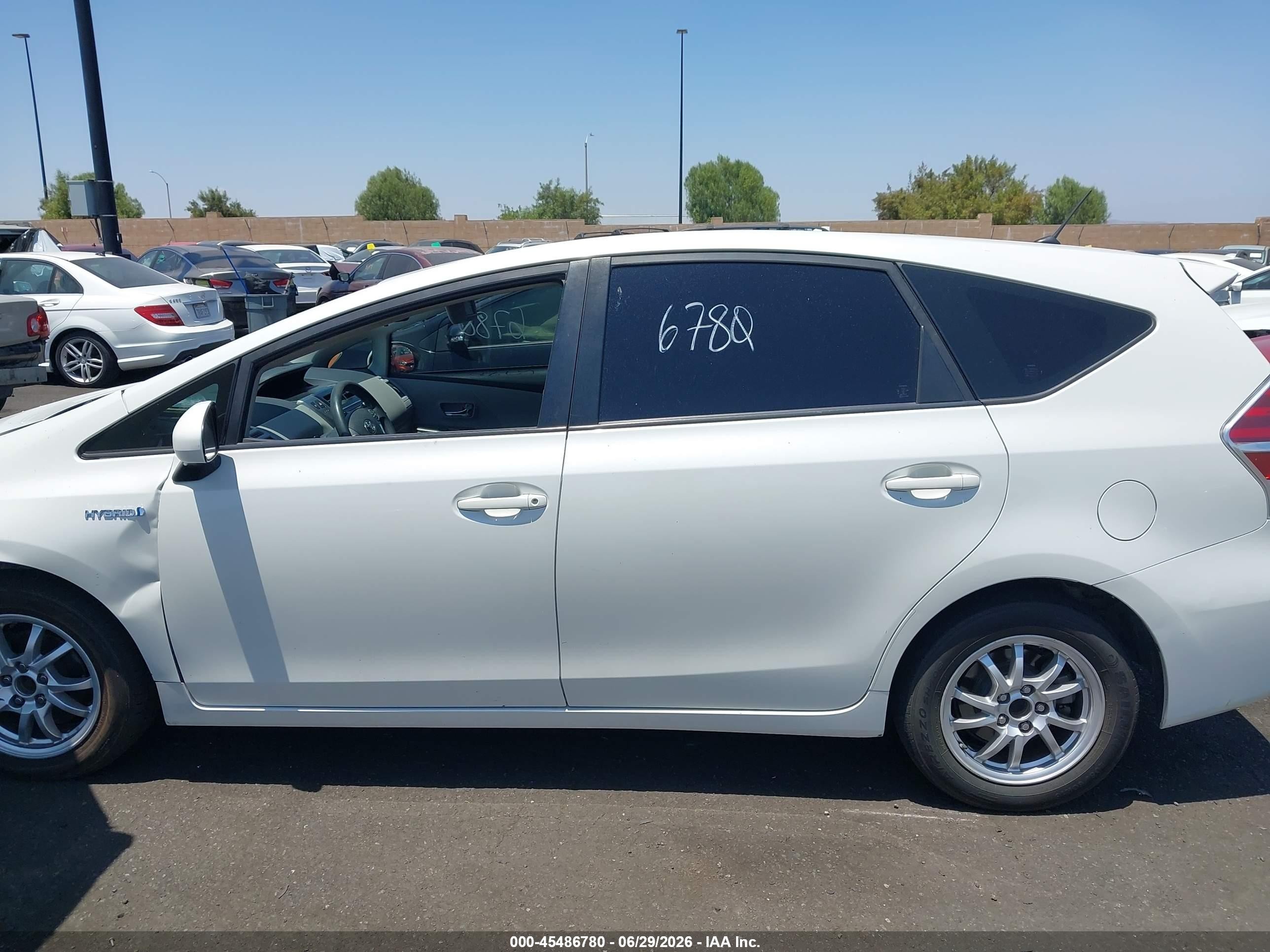 2015 Toyota Prius V Two Белый vin: JTDZN3EU2FJ019187