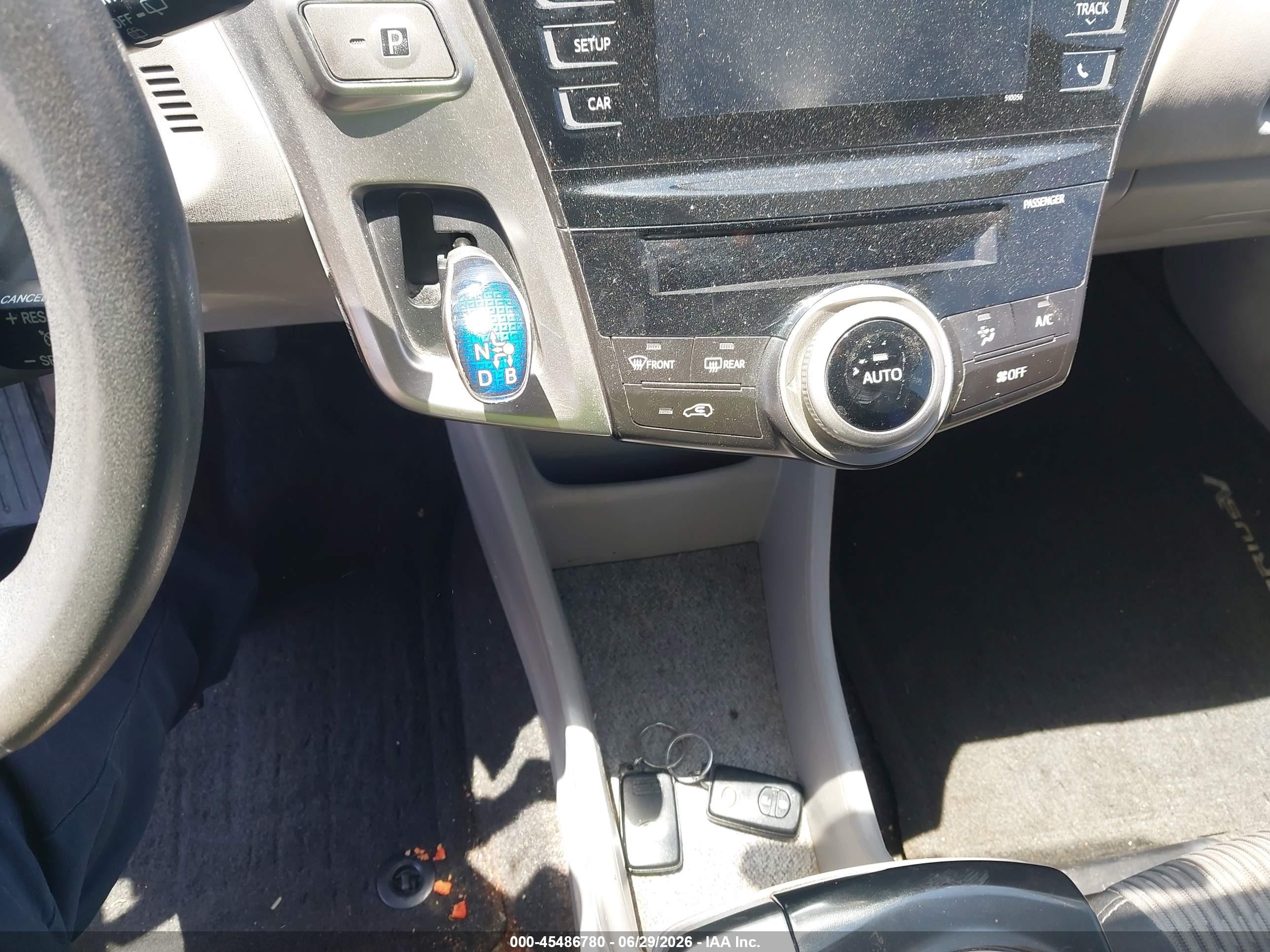 2015 Toyota Prius V Two Белый vin: JTDZN3EU2FJ019187