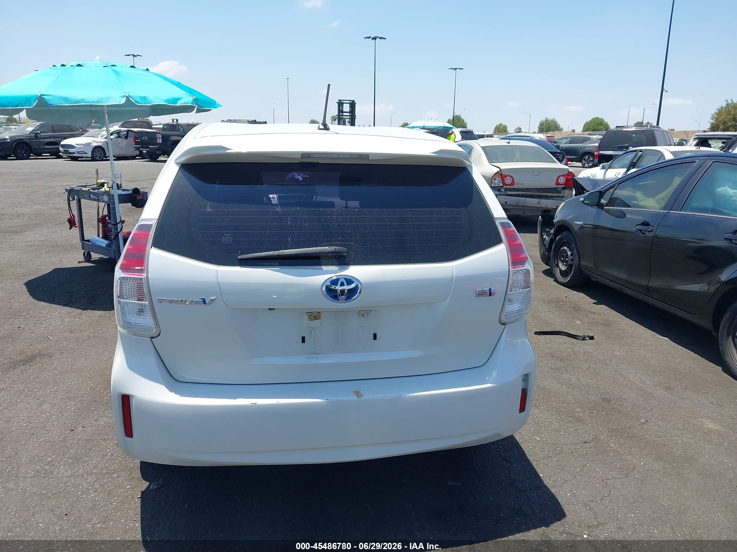 2015 Toyota Prius V Two Белый vin: JTDZN3EU2FJ019187