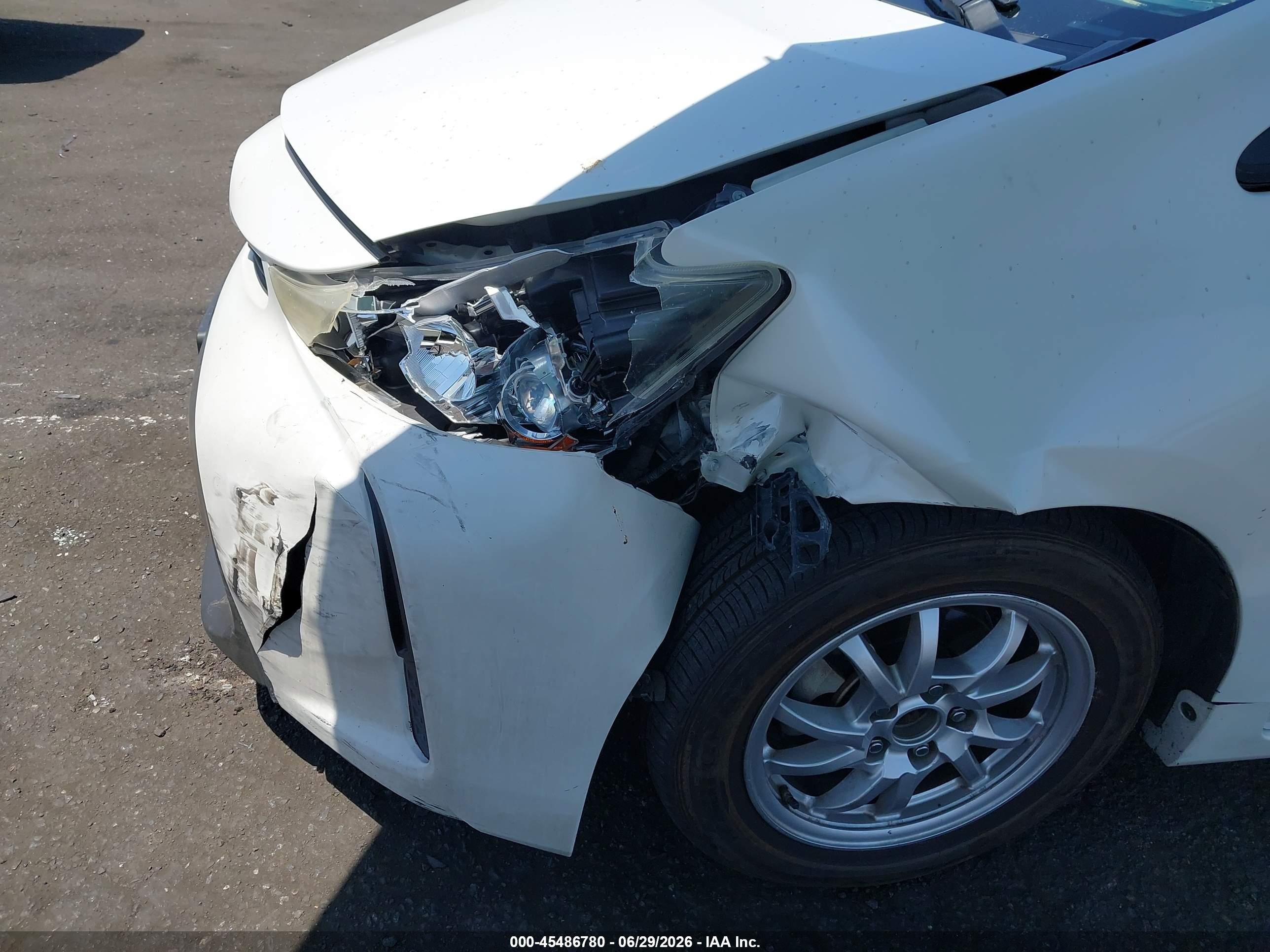 2015 Toyota Prius V Two Белый vin: JTDZN3EU2FJ019187