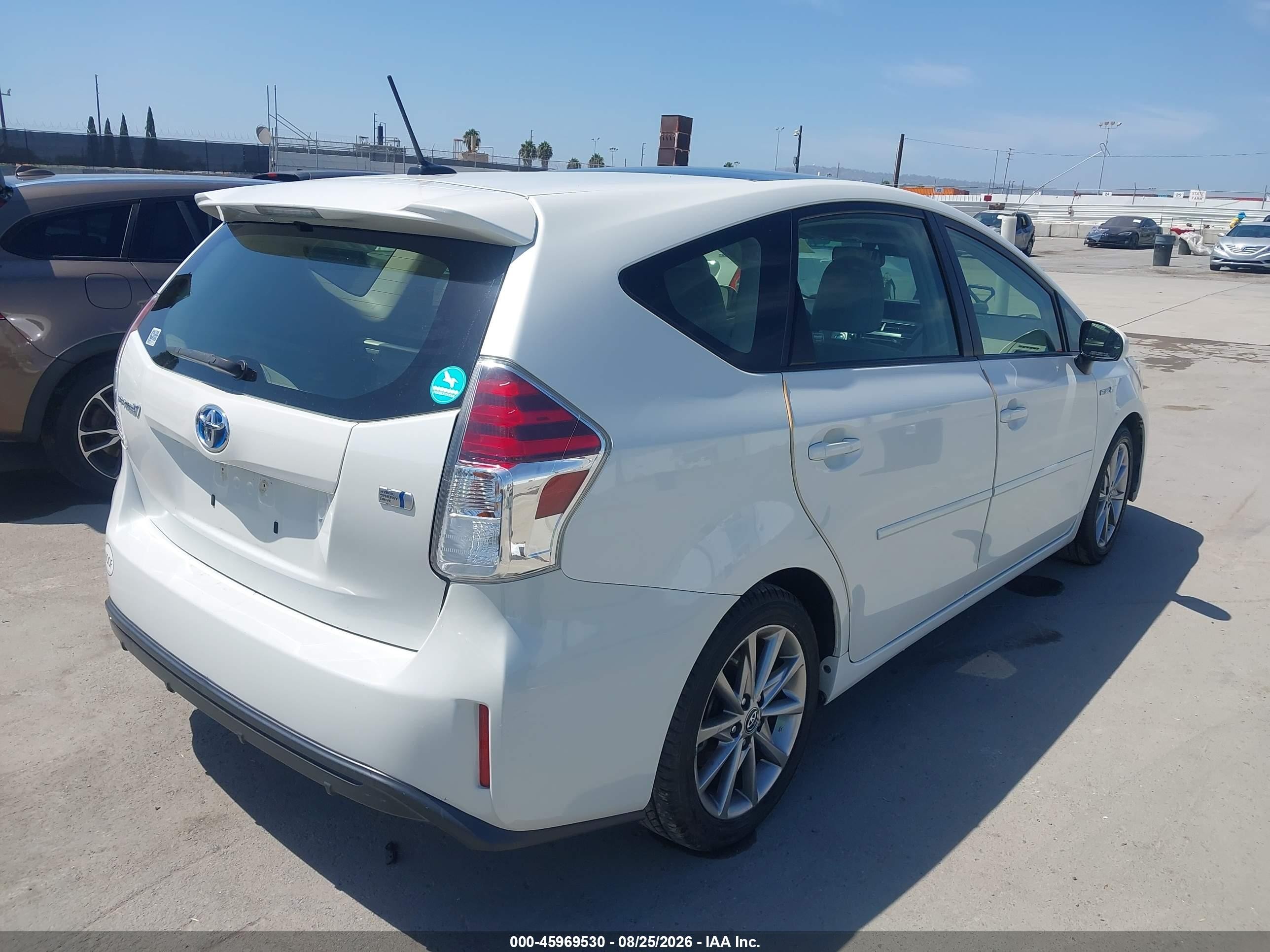 2015 Toyota Prius V Five White vin: JTDZN3EU2FJ020145