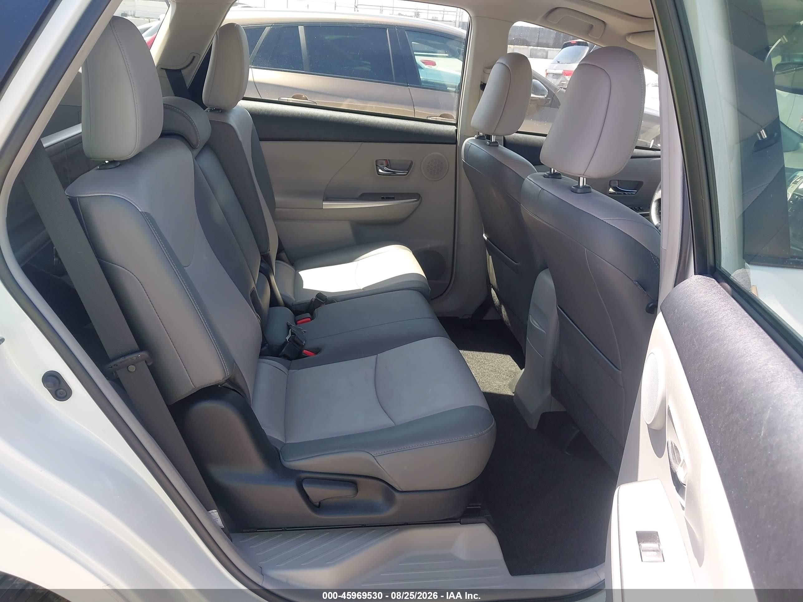 2015 Toyota Prius V Five White vin: JTDZN3EU2FJ020145