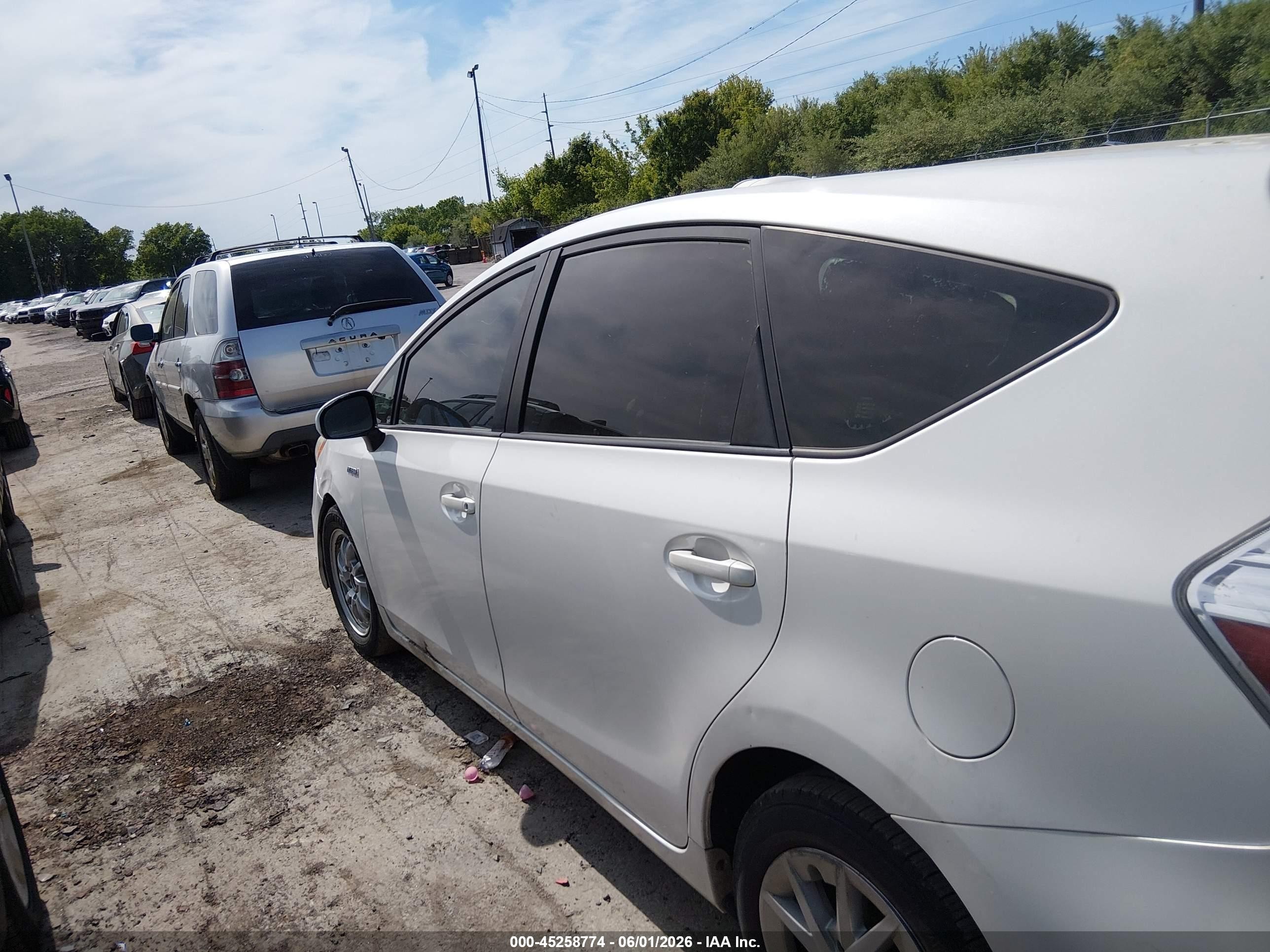 2012 Toyota Prius V Three Белый vin: JTDZN3EU3C3027380