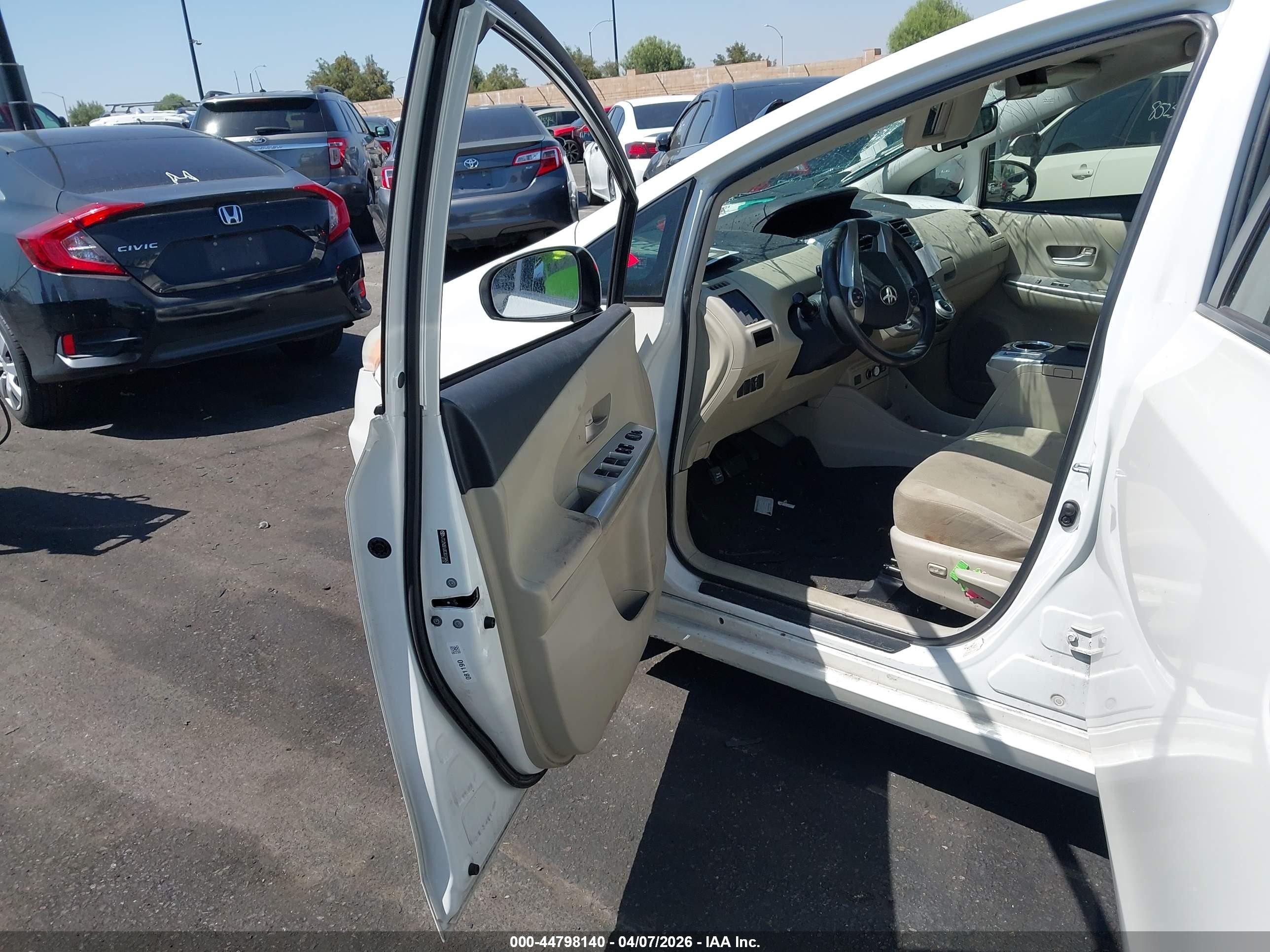 2012 Toyota Prius V Five/three/two White vin: JTDZN3EU3C3073453
