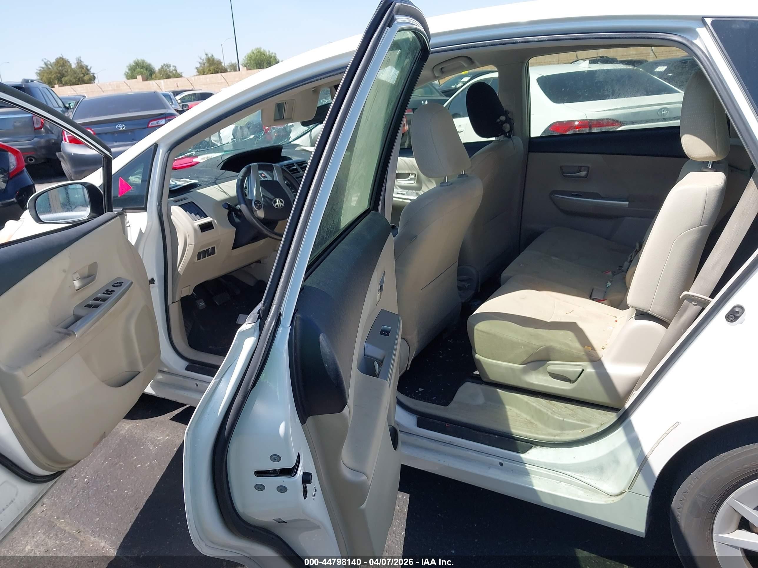 2012 Toyota Prius V Five/three/two White vin: JTDZN3EU3C3073453