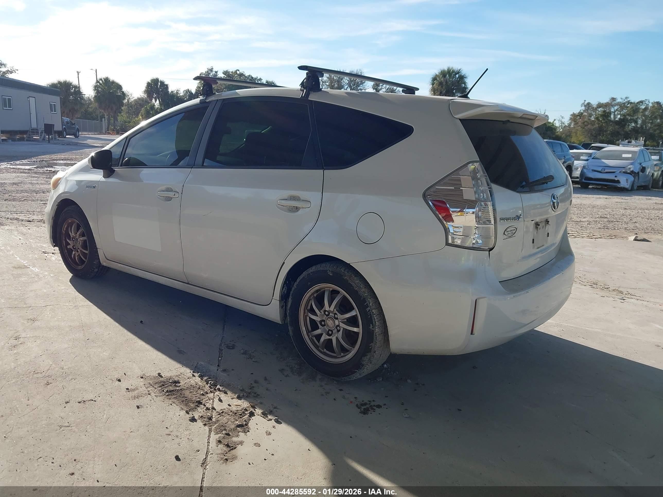2014 Toyota Prius V Two Белый vin: JTDZN3EU3EJ009797