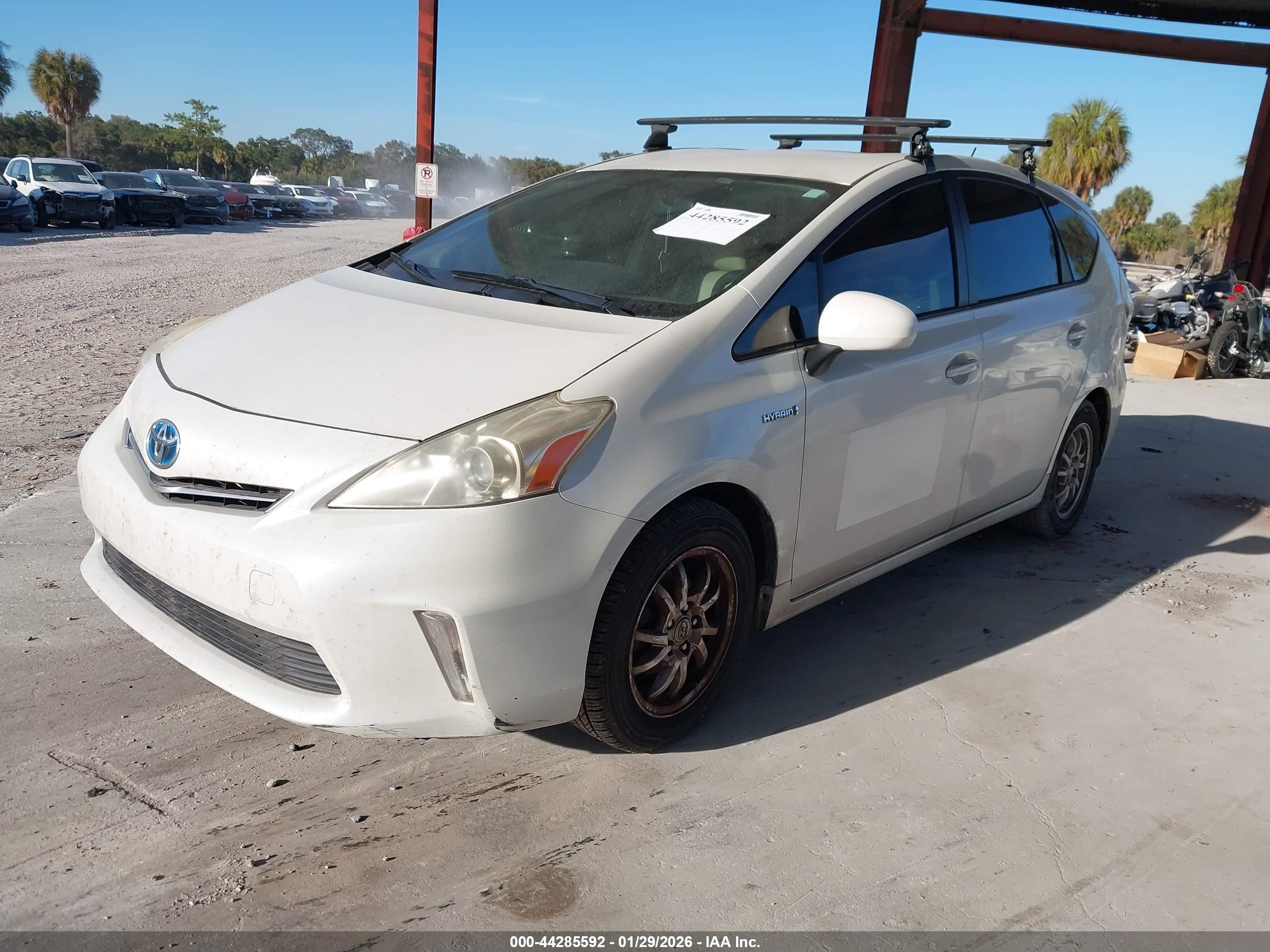 2014 Toyota Prius V Two Белый vin: JTDZN3EU3EJ009797