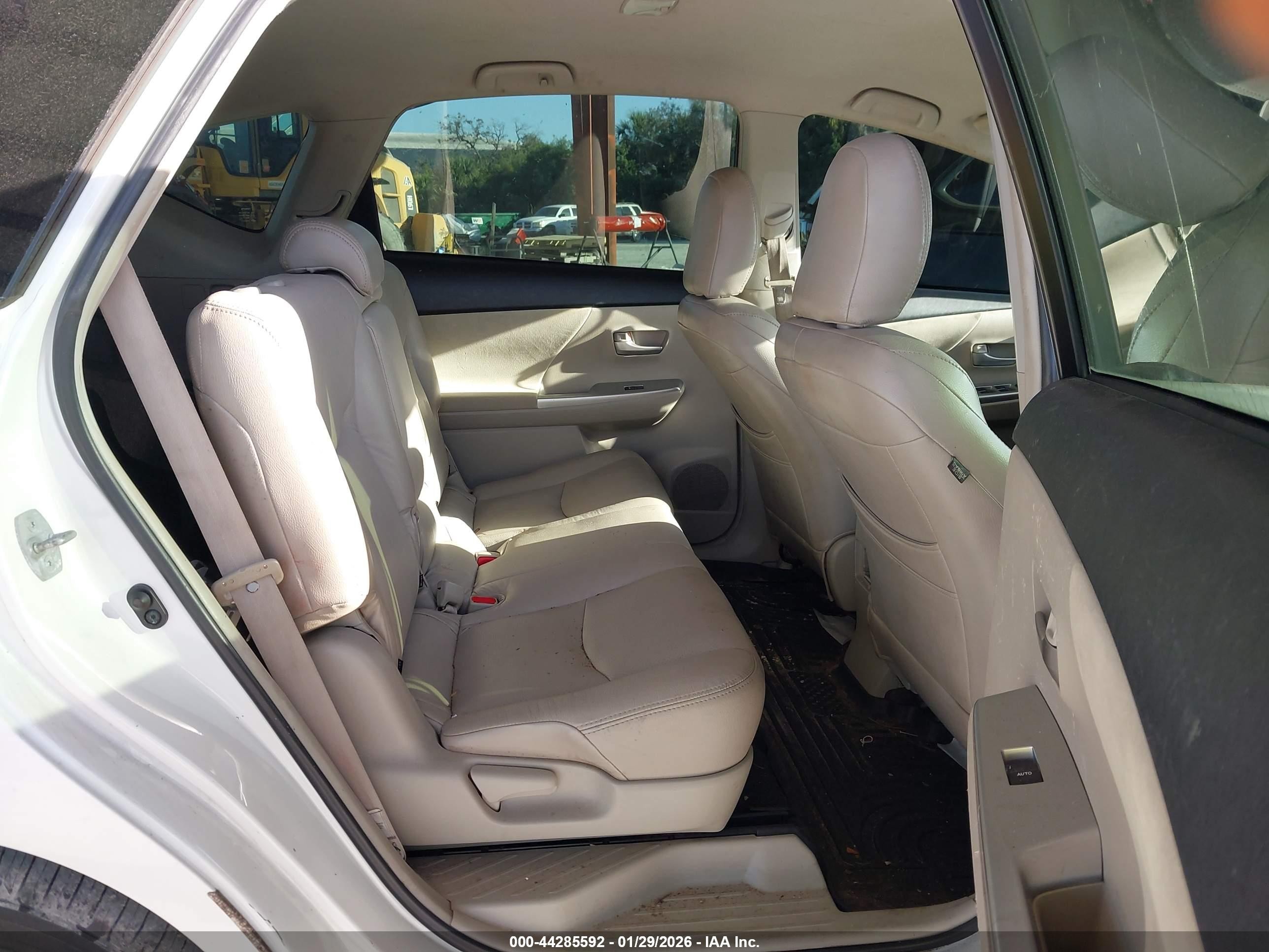 2014 Toyota Prius V Two Белый vin: JTDZN3EU3EJ009797