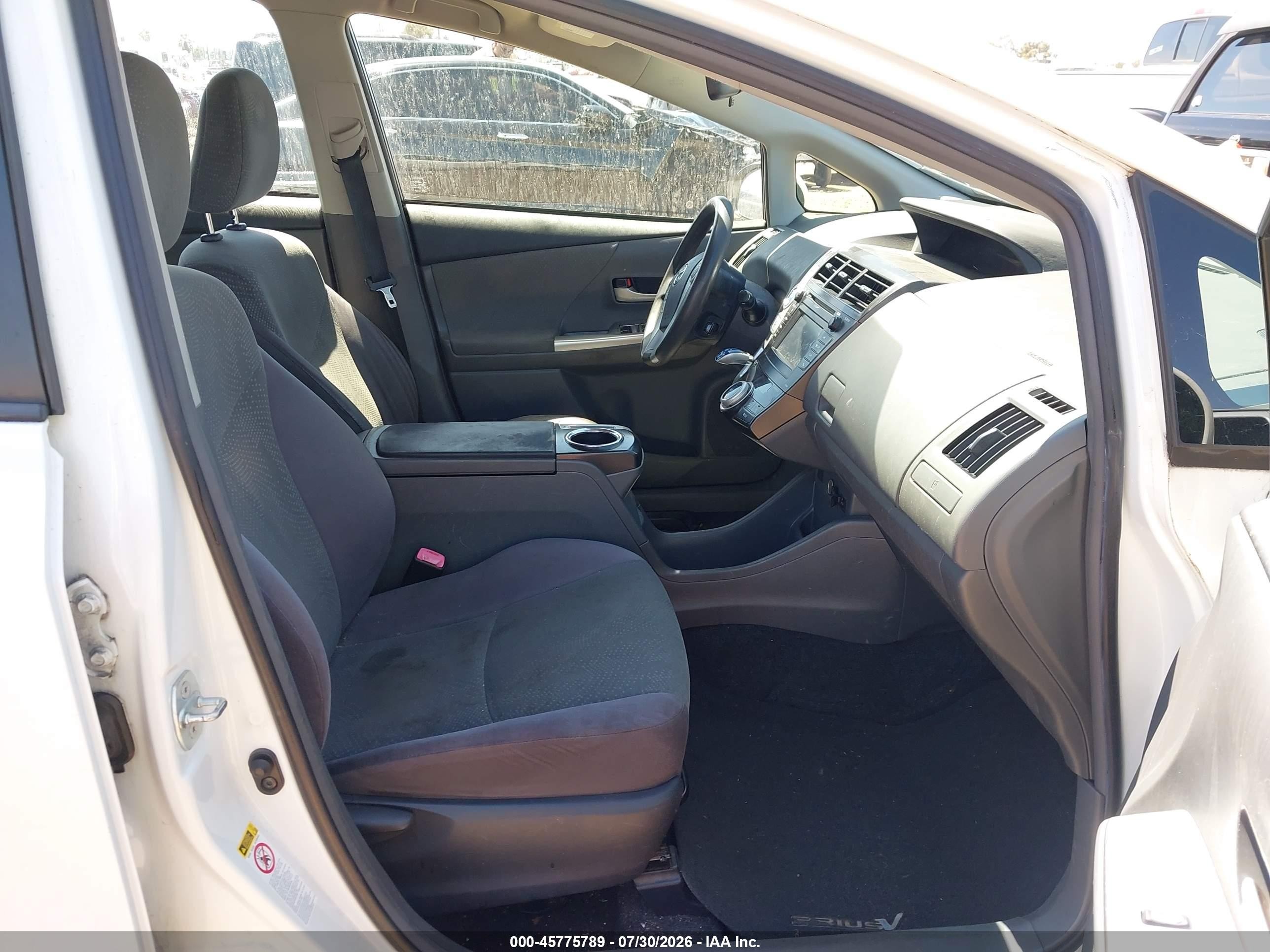 2013 Toyota Prius V Two Белый vin: JTDZN3EU4D3206609