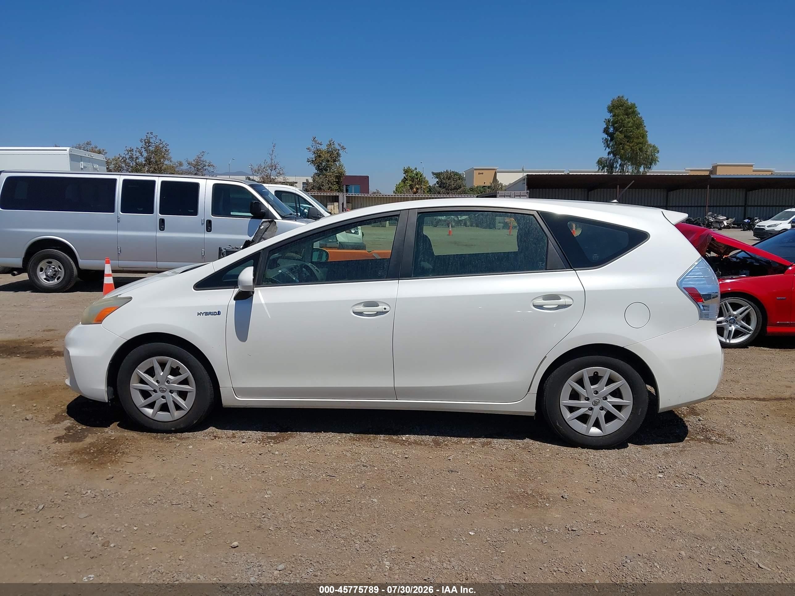 2013 Toyota Prius V Two Белый vin: JTDZN3EU4D3206609