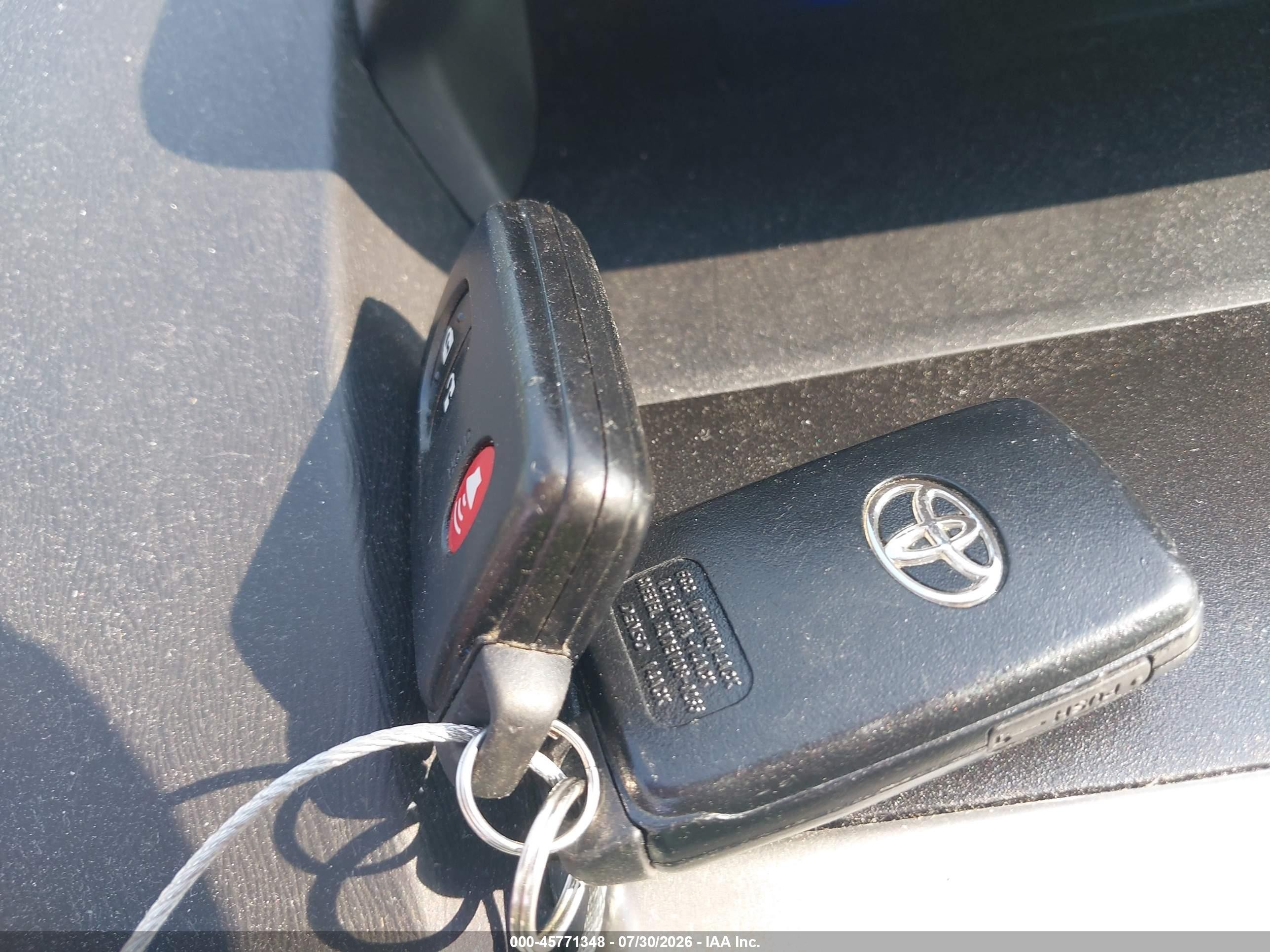 2013 Toyota Prius V Three White vin: JTDZN3EU4D3206657