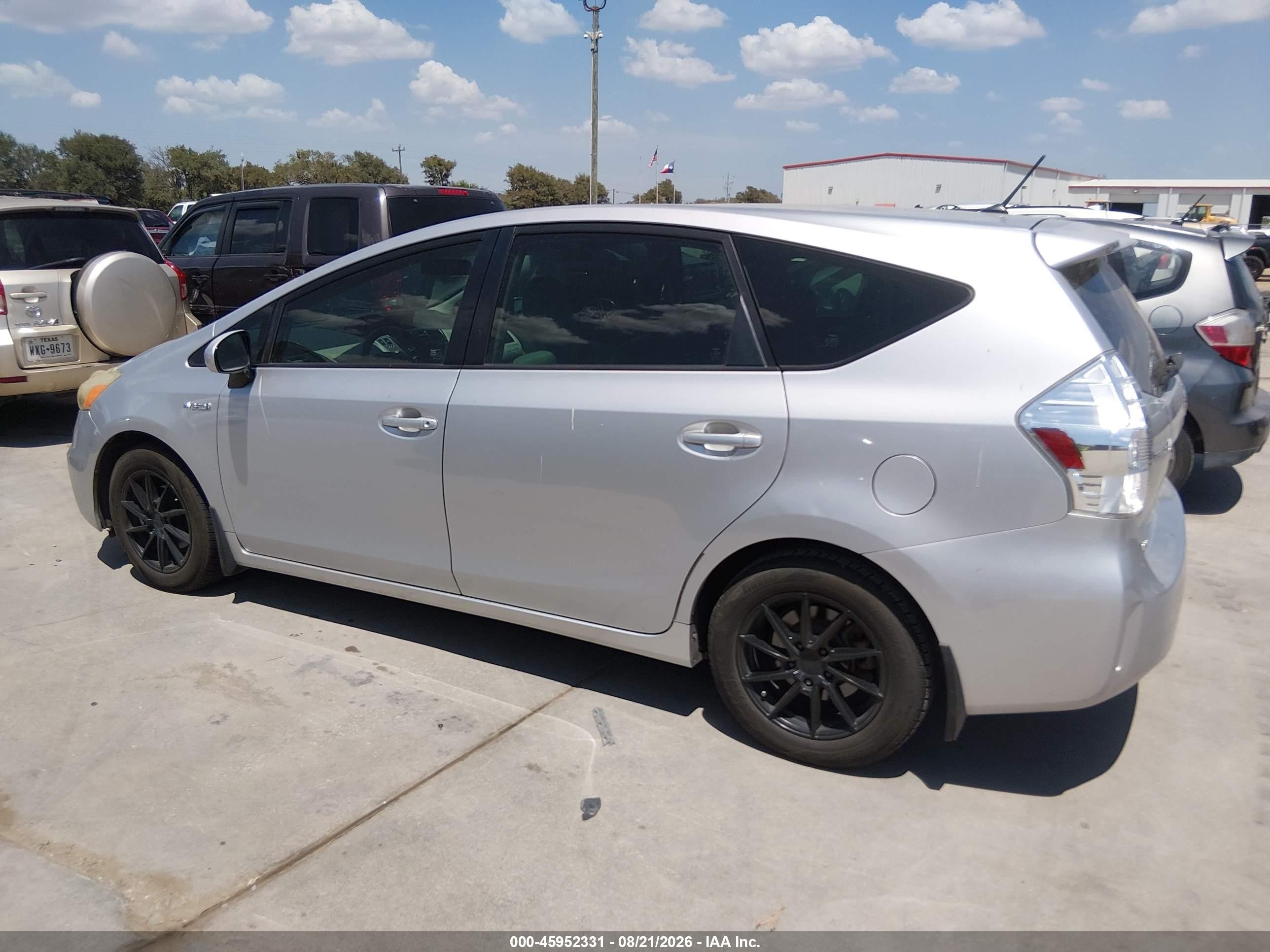 2014 Toyota Prius V Two Серебряный vin: JTDZN3EU4EJ015592